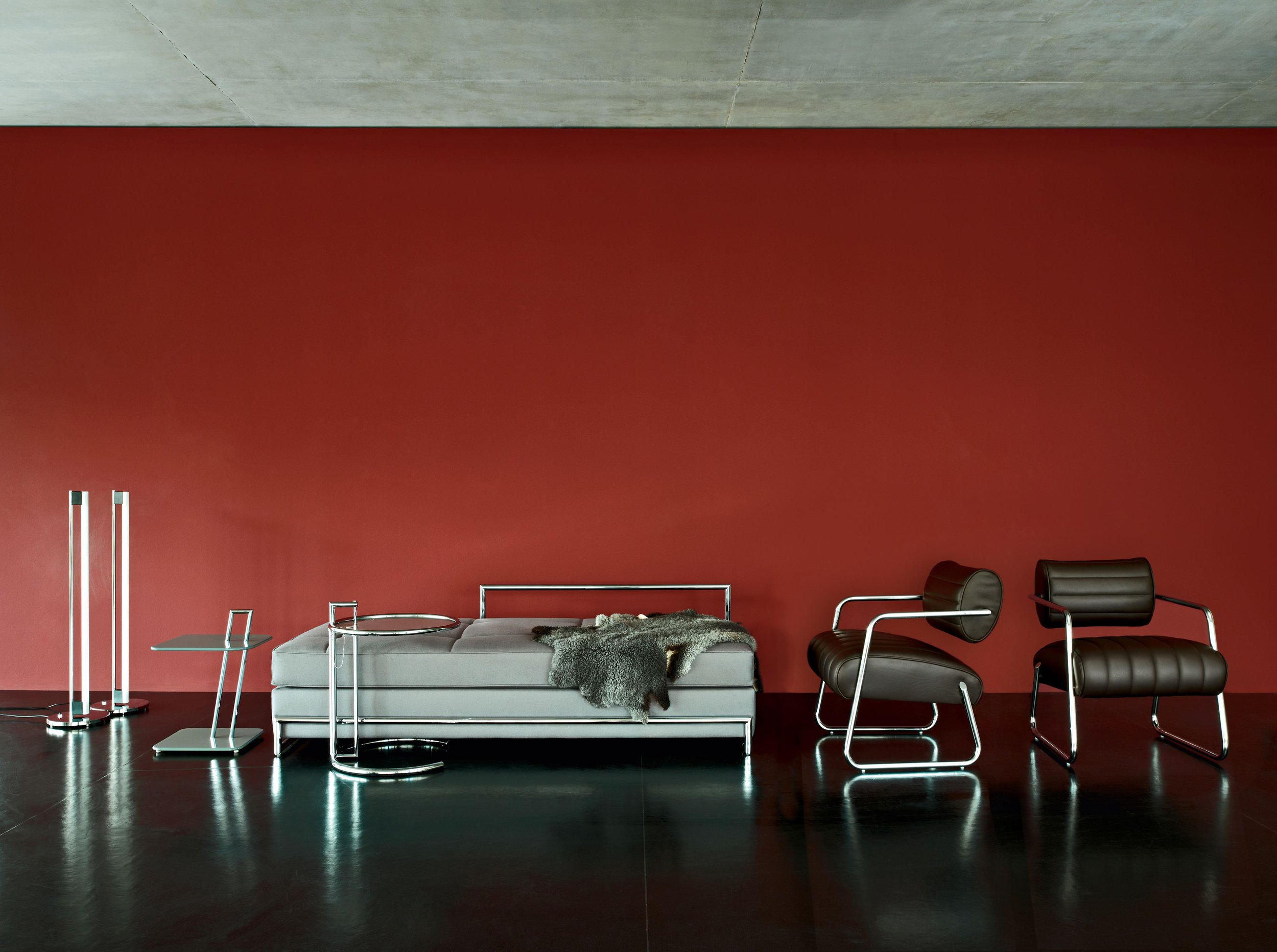 ClassiCon-tube-light-floor-lamp-occasional-table-day-bed-adjustable-table-e-1027-bonaparte-armchair-photo-seelen.jpg