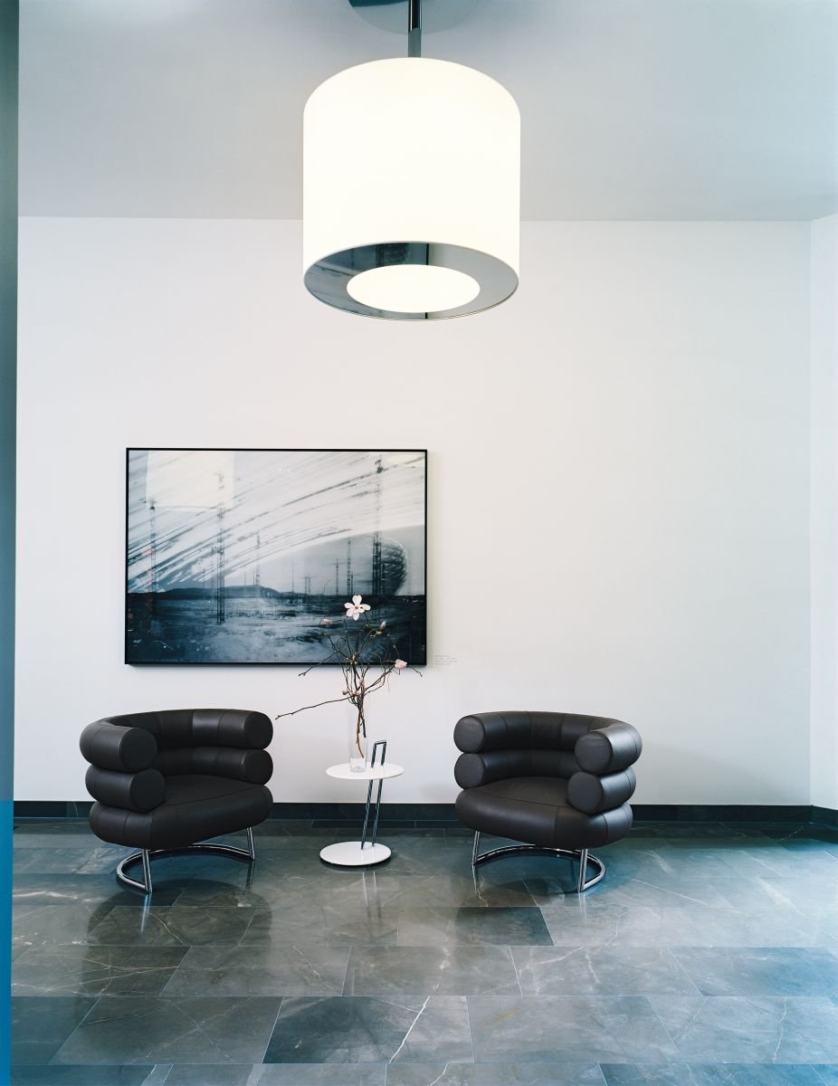ClassiCon-nachmann-bibendum-armchair-occasional-table-3-photo-holzherr.jpg