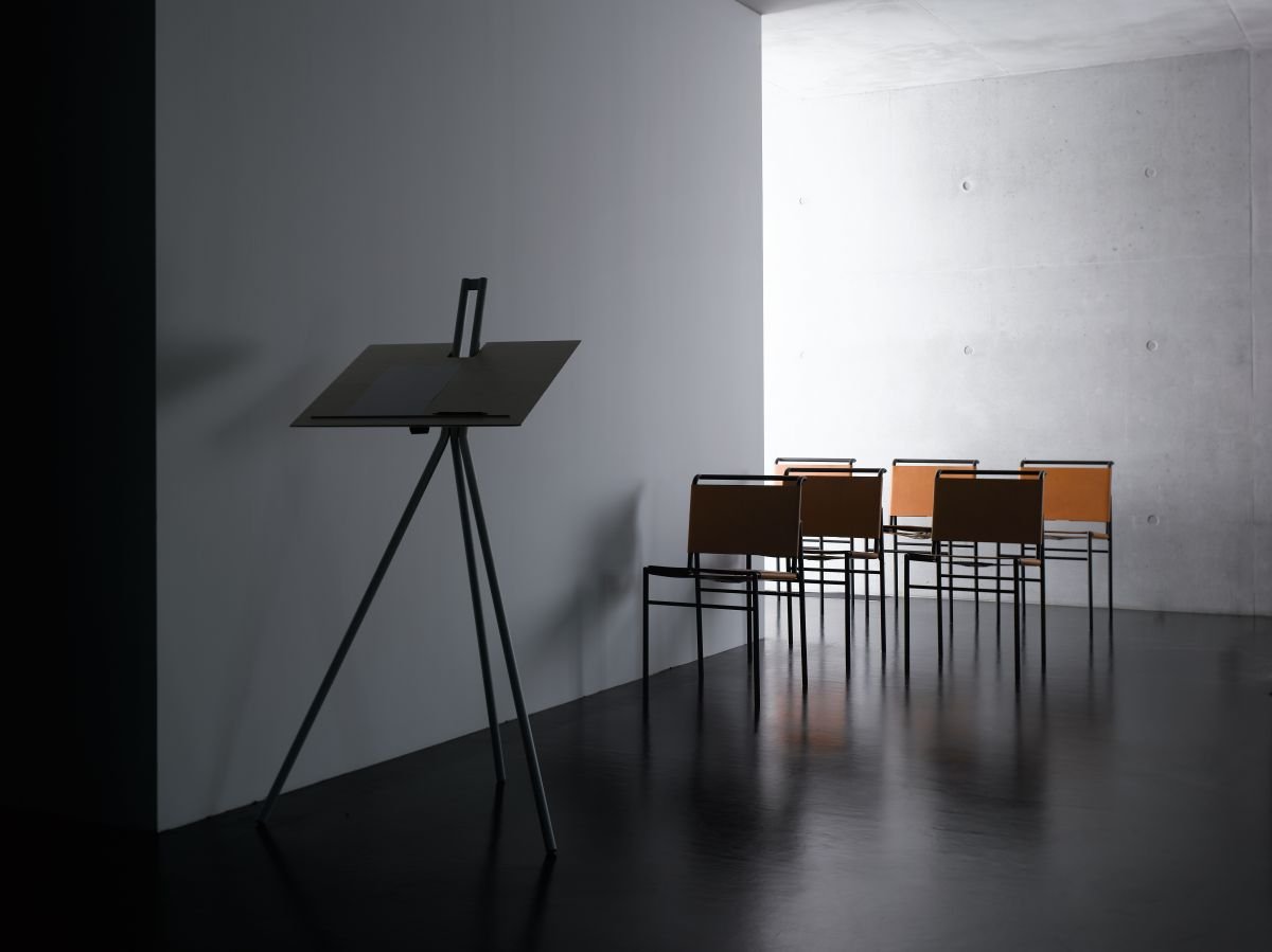 ClassiCon-notos-standing-desk-roquebrune-chair-photo-popinger.jpg