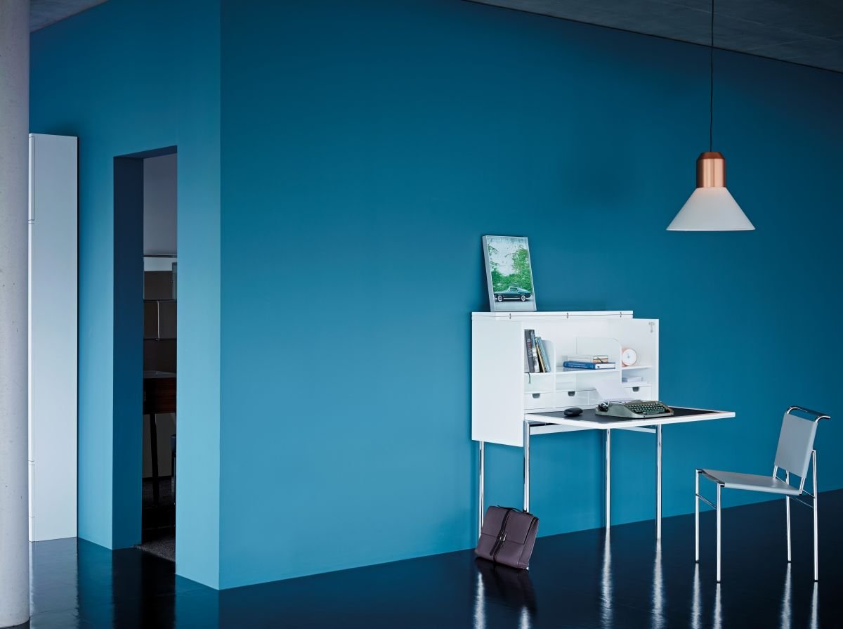ClassiCon-orcus-home-desk-bell-light-pendant-lamp-roquebrune-chair-photo-seelen.jpg