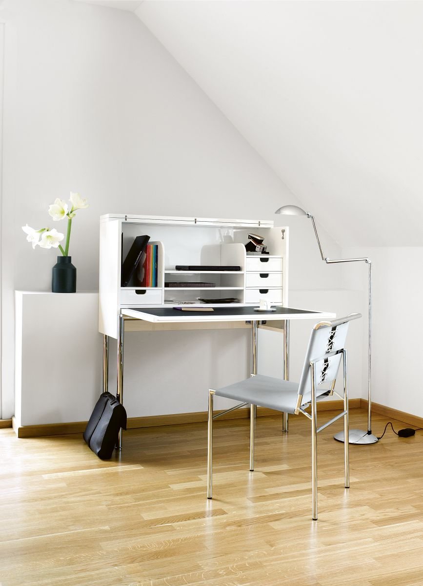 ClassiCon-orcus-home-desk-roquebrune-chair-orbis-floor-lamp-photo-breidt.jpg