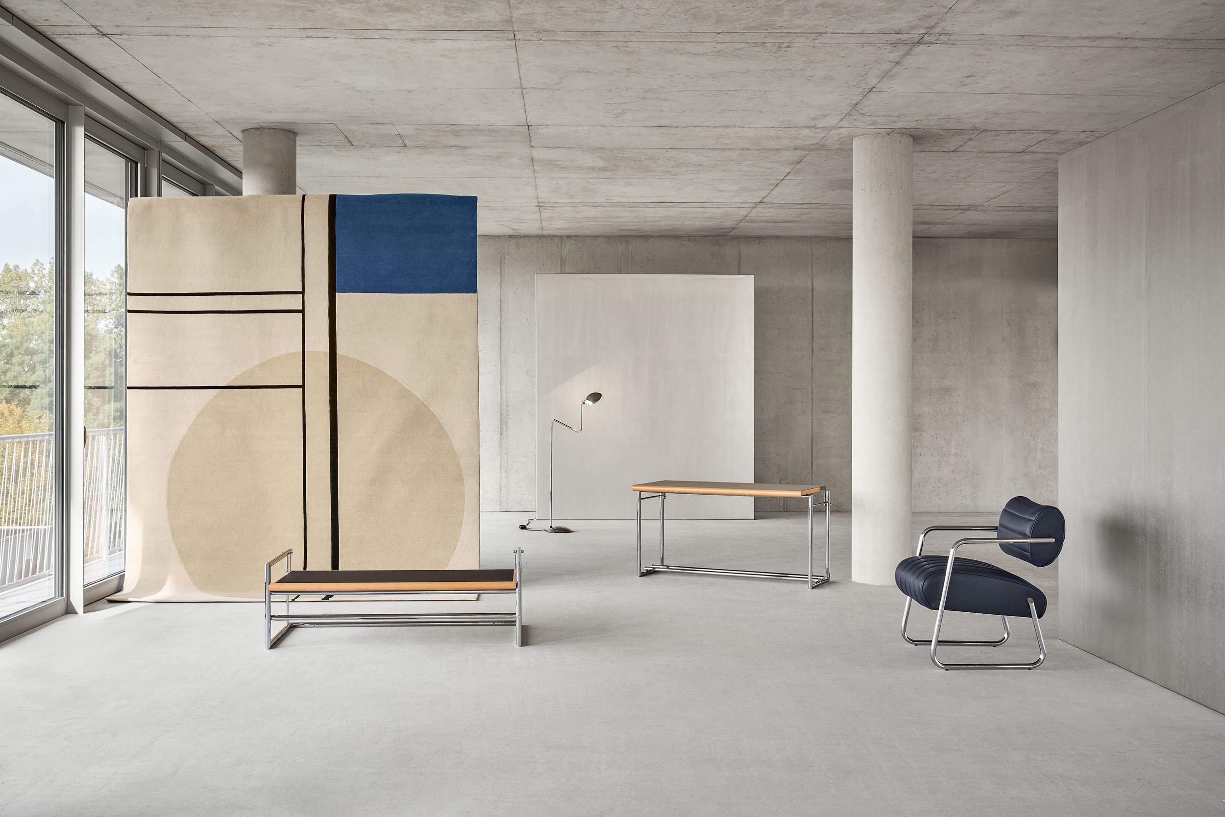 ClassiCon-de-stijl-rug-menton-table-orbis-floor-lamp-bonaparte-armchair-photo-hassos.jpg