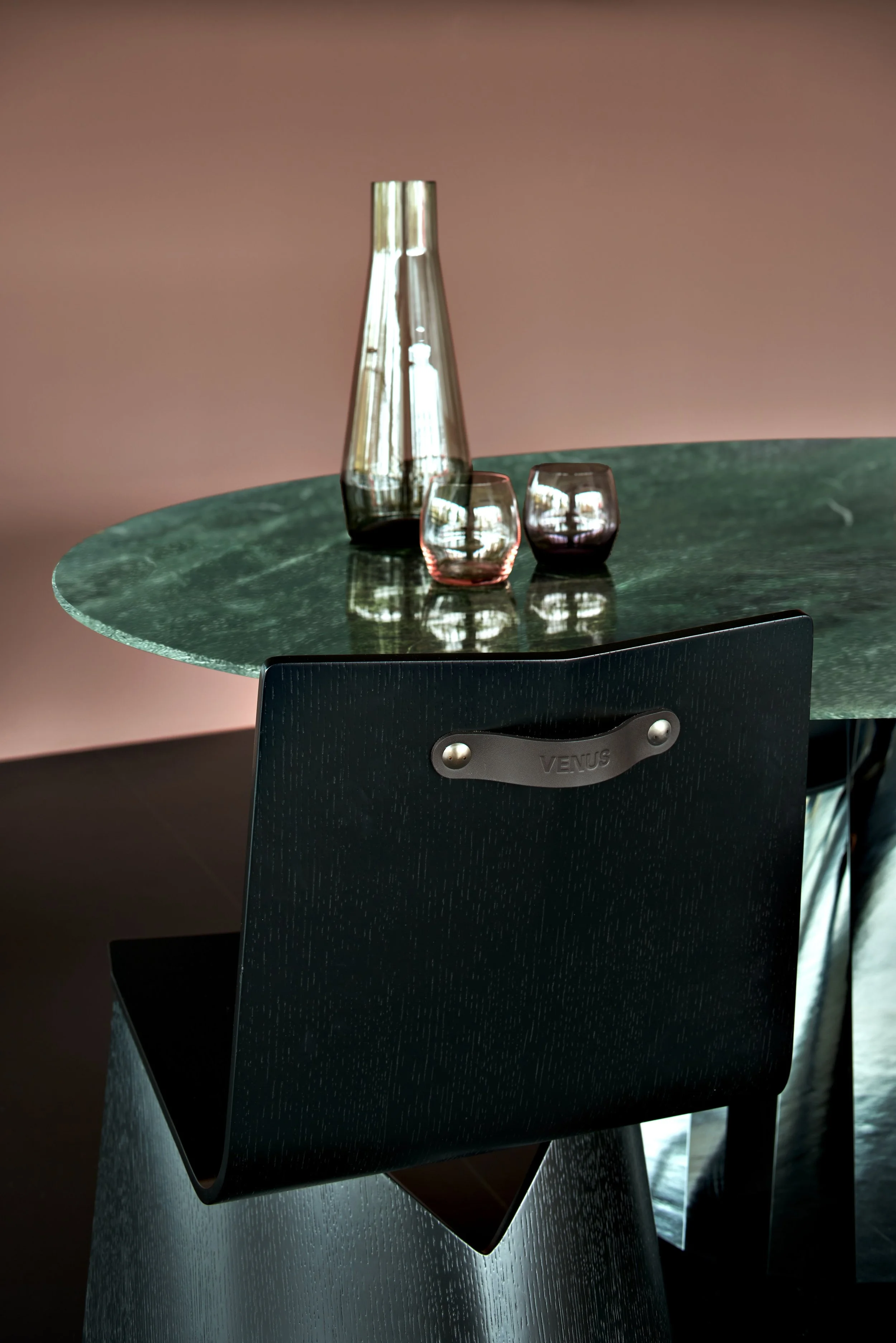 ClassiCon-venus-chair-black-pli-table-marble-verde-guatemala-photo-hassos.jpeg