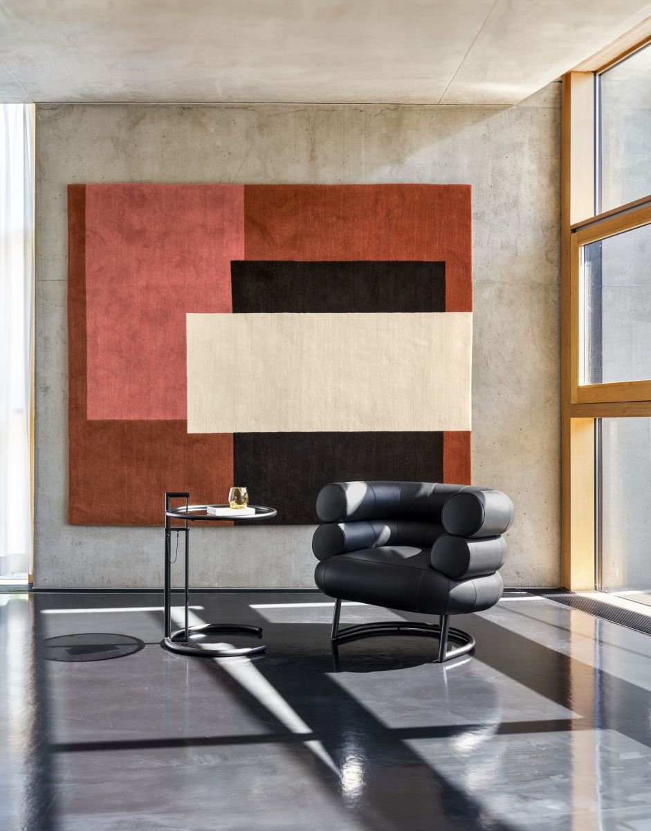 ClassiCon-cassis-rug-adjustable-table-e1027-black-version-bibendum-armchair-vt-photo-hassos.jpg