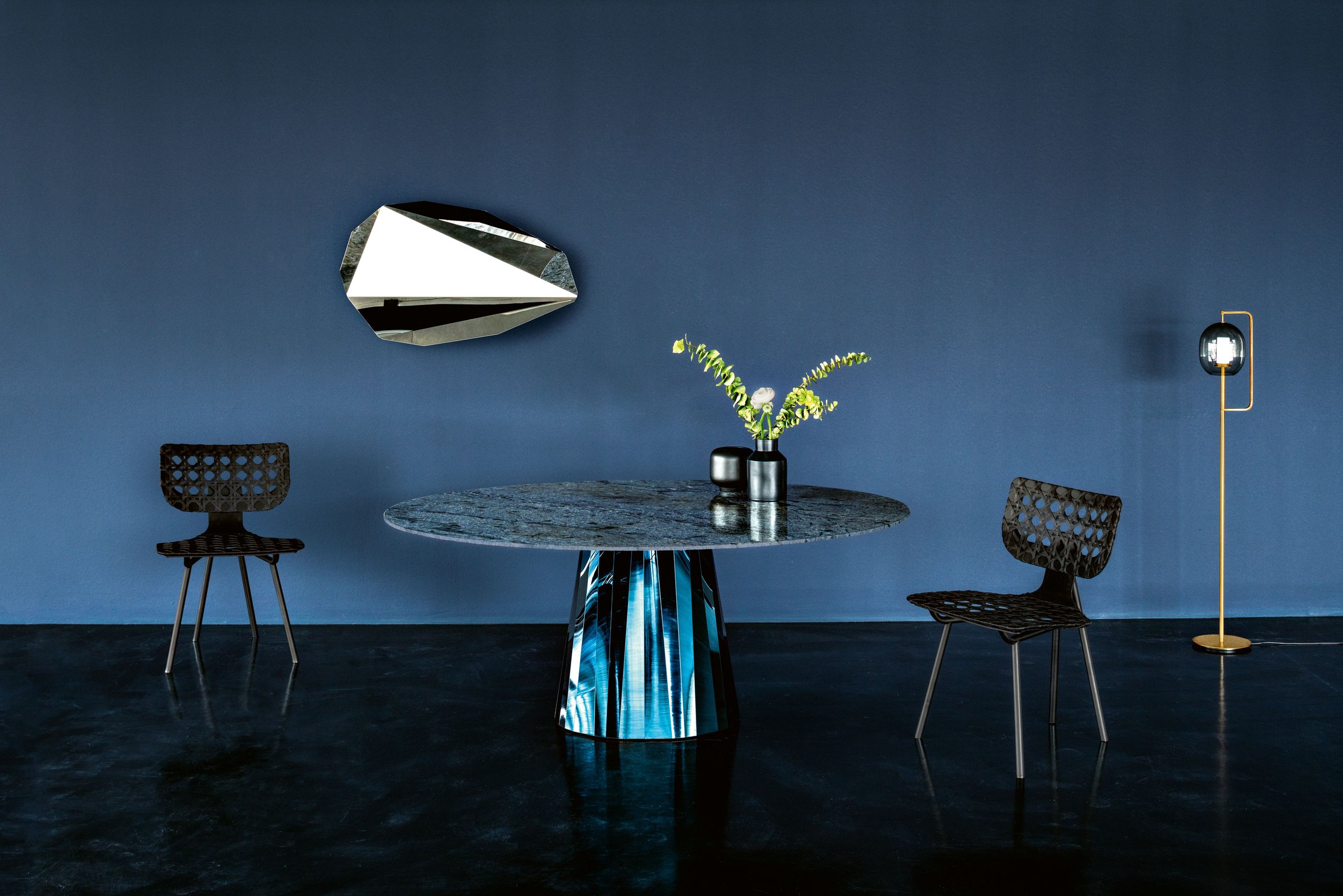 ClassiCon-aerias-chair-piega-mirror-medium-pli-table-marble-lantern-light-floor-lamp-photo-hassos.jpg