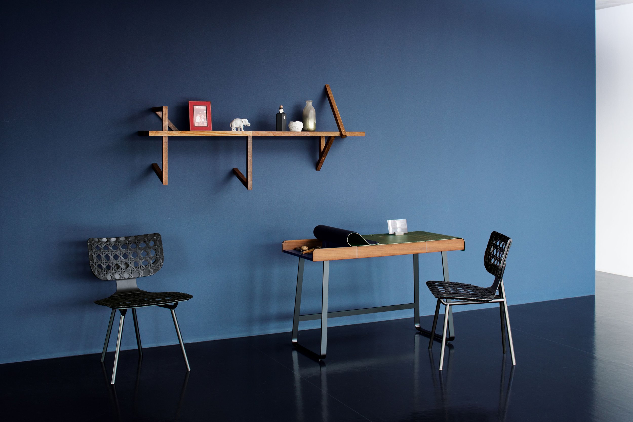ClassiCon-aerias-chair-taidgh-shelf-d-pegasus-home-desk-2-photo-hassos.jpg