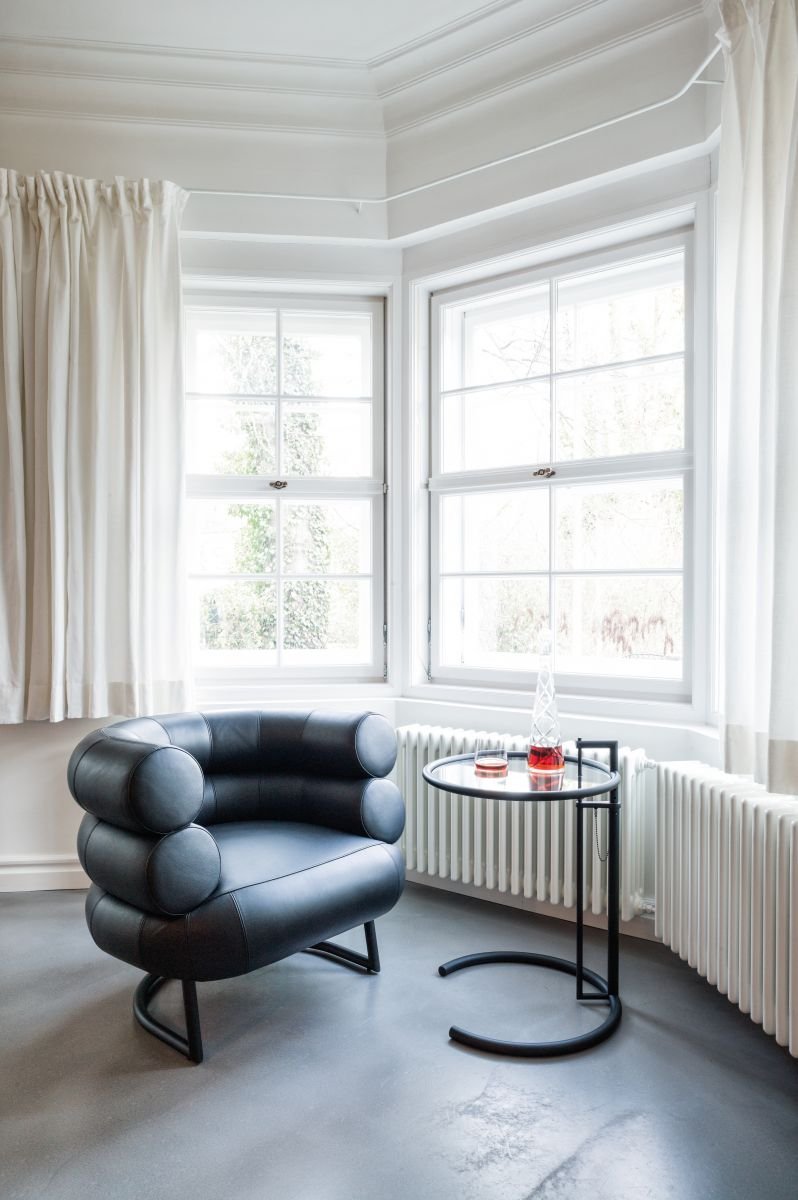 ClassiCon-bibendum-armchair-adjustable-table-e-1027-black-version-photo-breidt.jpg