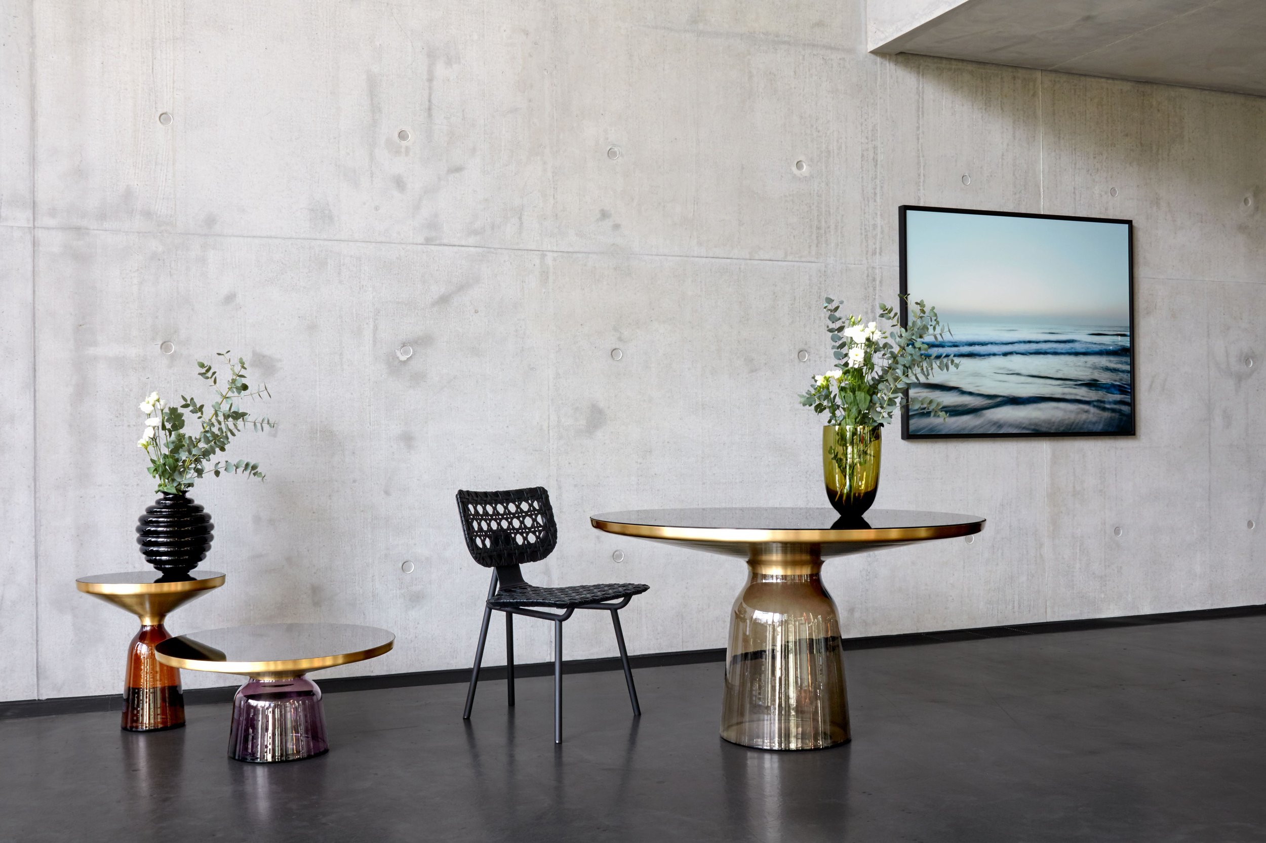 ClassiCon-bell-table-aerias-chair-bell-high-table-shia-vase-photo-holzer.jpg