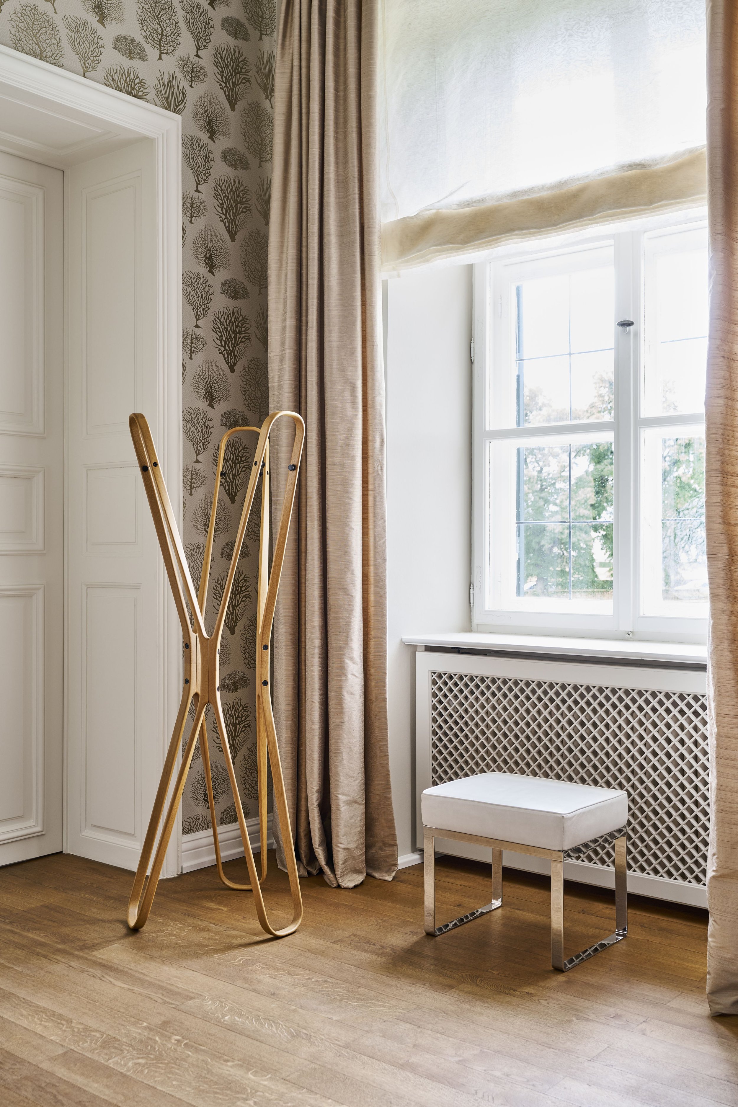 ClassiCon-saturn-coat-stand-banu-stool-credit-nymphenburg-residence-photo-hassler.jpg