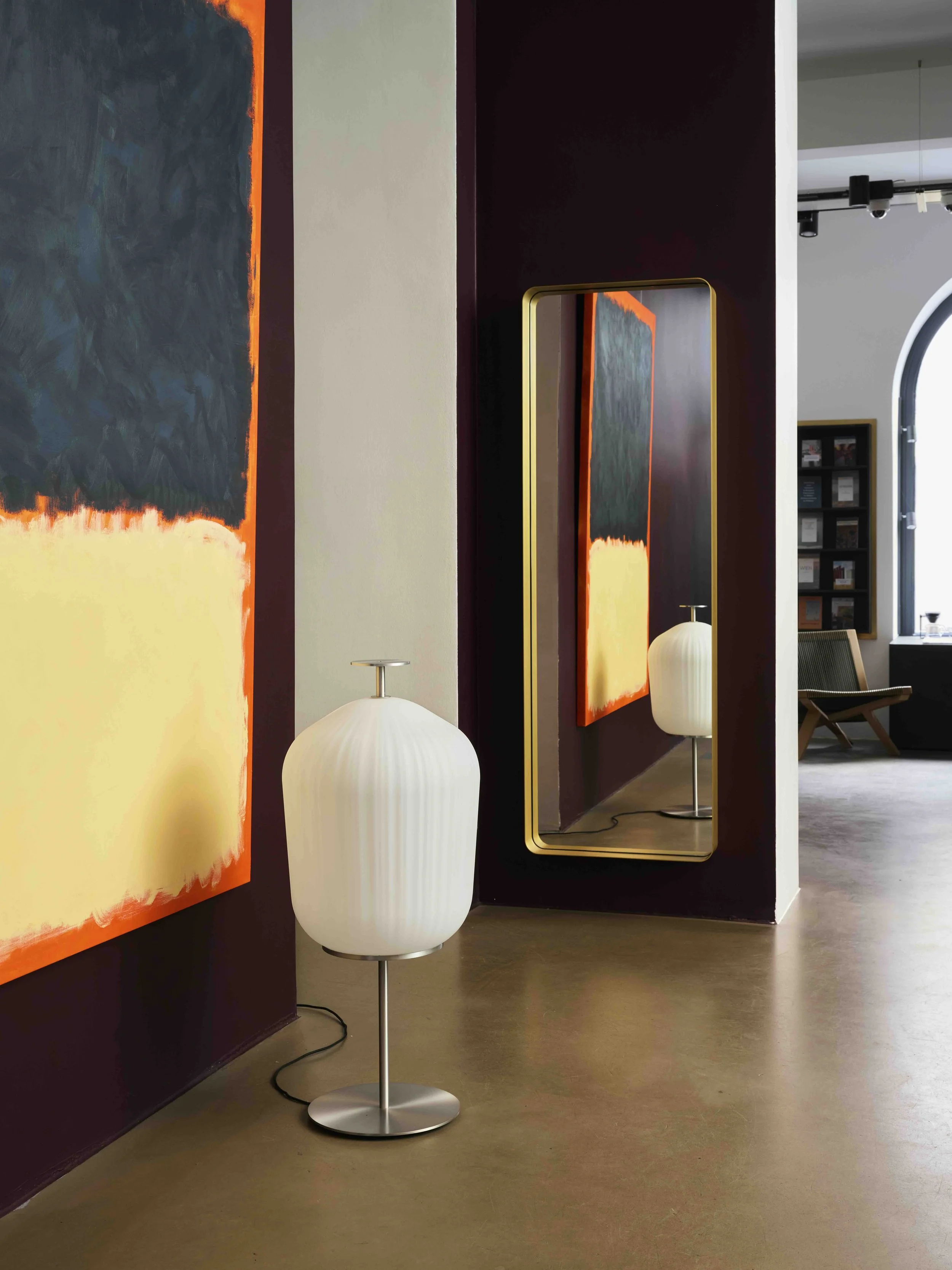 ClassiCon-plissee-floor-lamp-aluminium-cypris-mirror-location-sois-blessed-photo-frinzel.jpeg