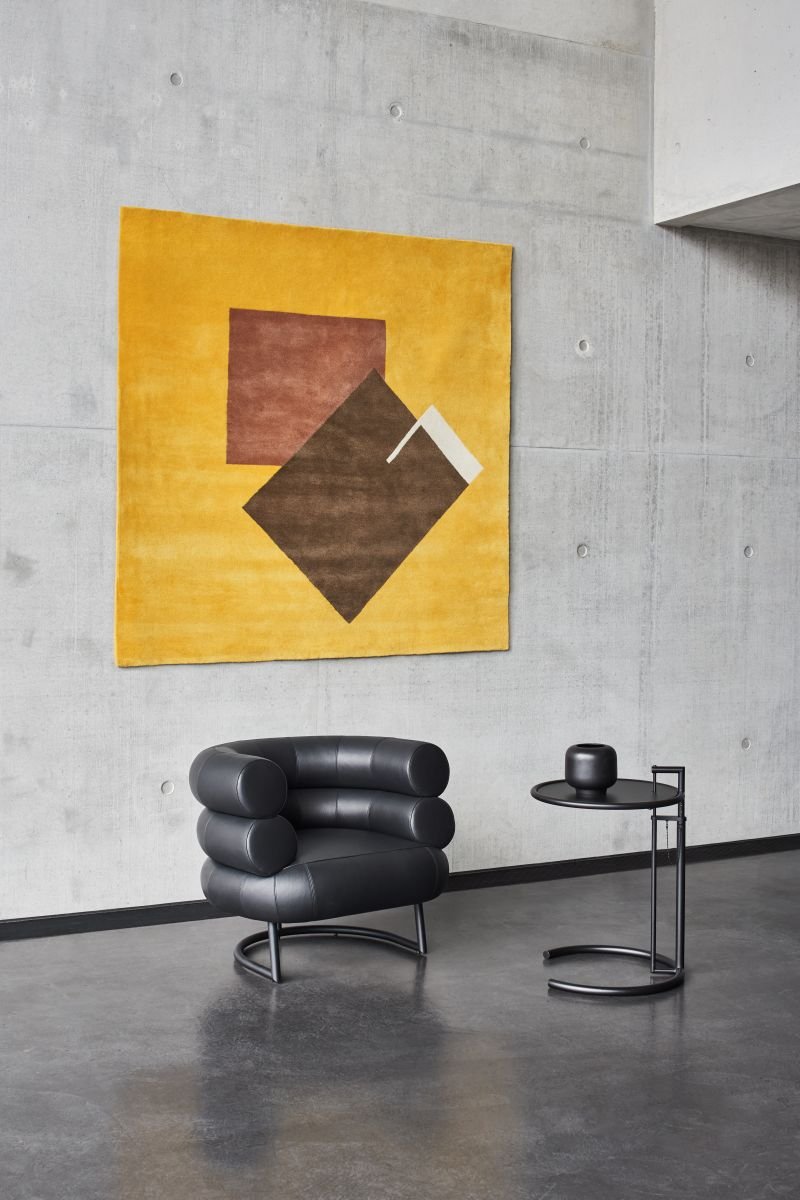 ClassiCon-castellar-rug-bibendum-armchair-adjustable-table-e-1027-black-version-photo-hassos.jpg