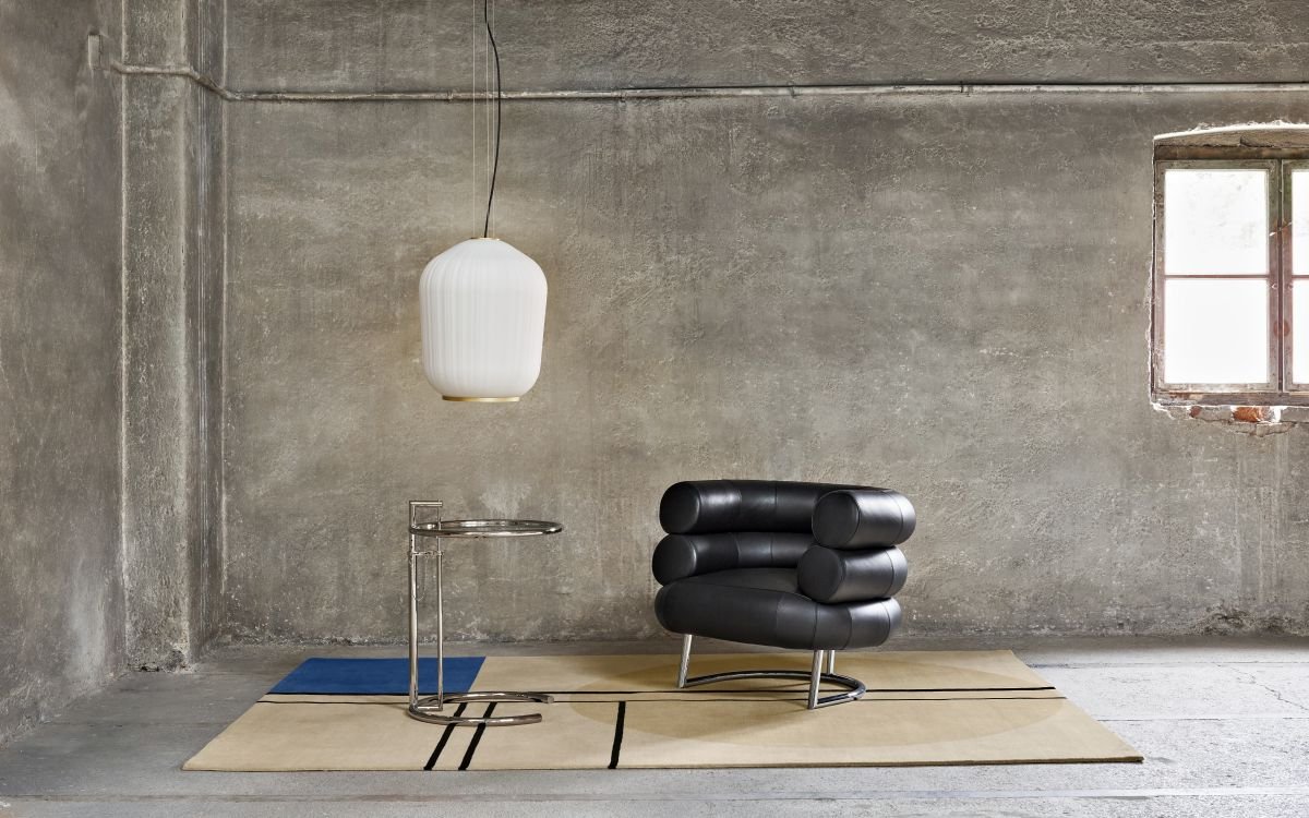 ClassiCon-de-stijl-rug-adjustable-table-e1027-plissee-pendant-lamp-bibendum-armchair-photo-hassos.jpg