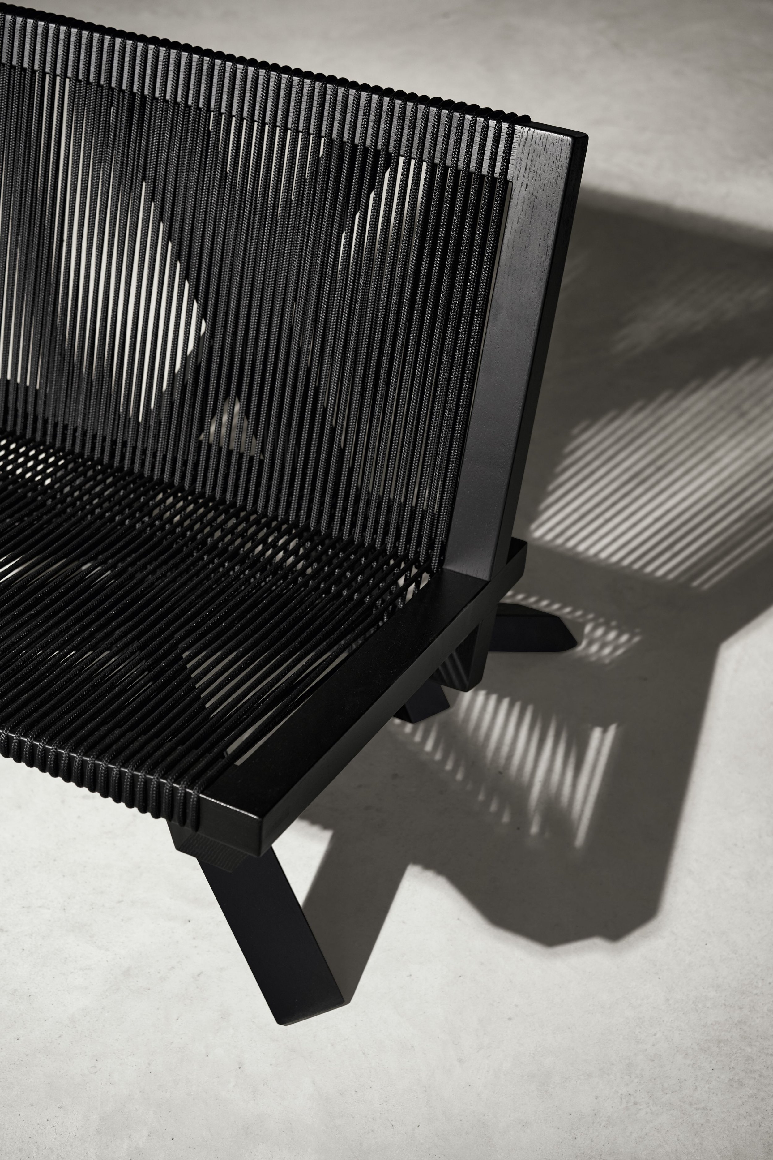 ClassiCon-volkshaus-lounge-chair-black-topview-photo-hassos.jpg