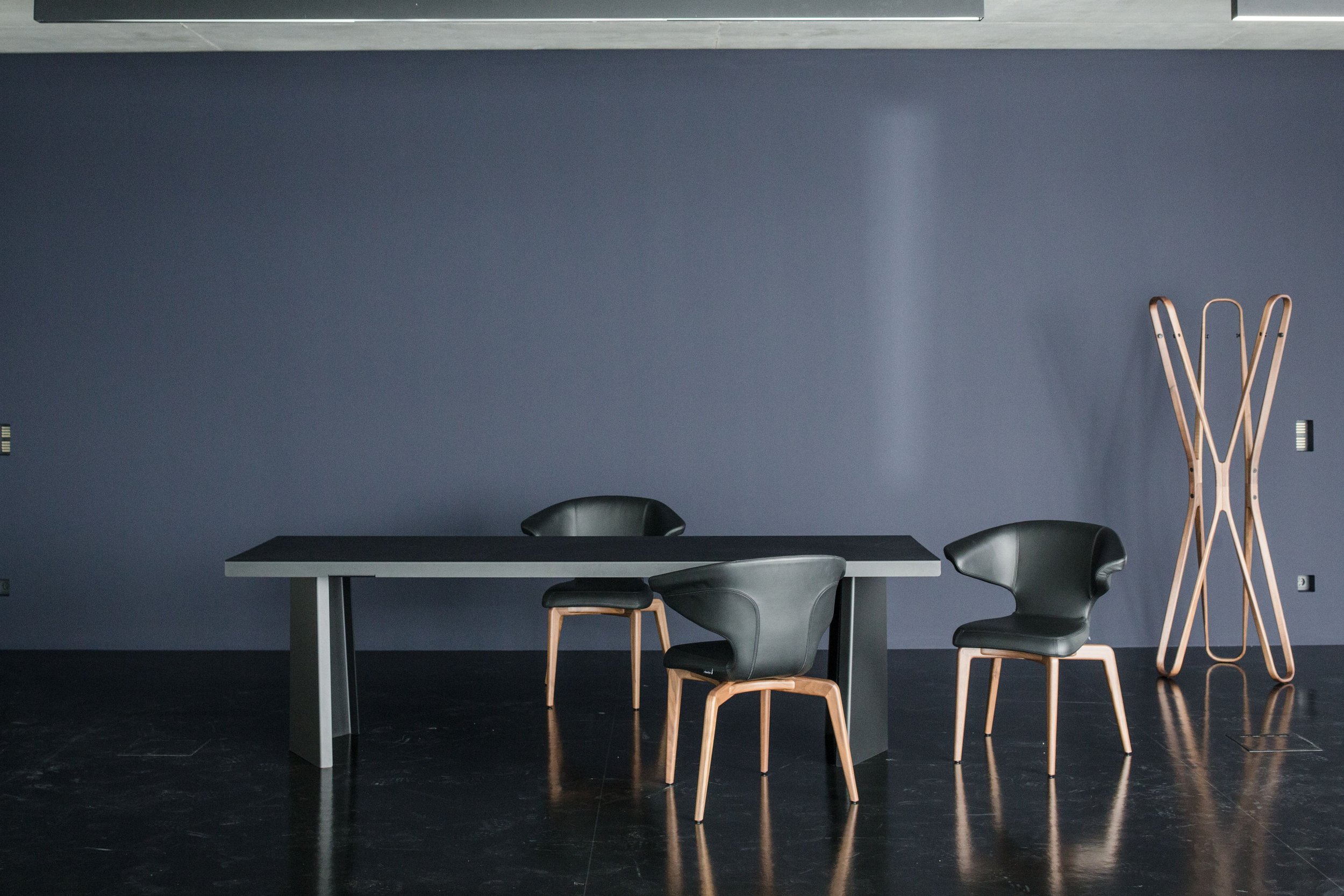 ClassiCon-pallas-table-munich-armchair-saturn-coat-stand-photo-hassos.jpg
