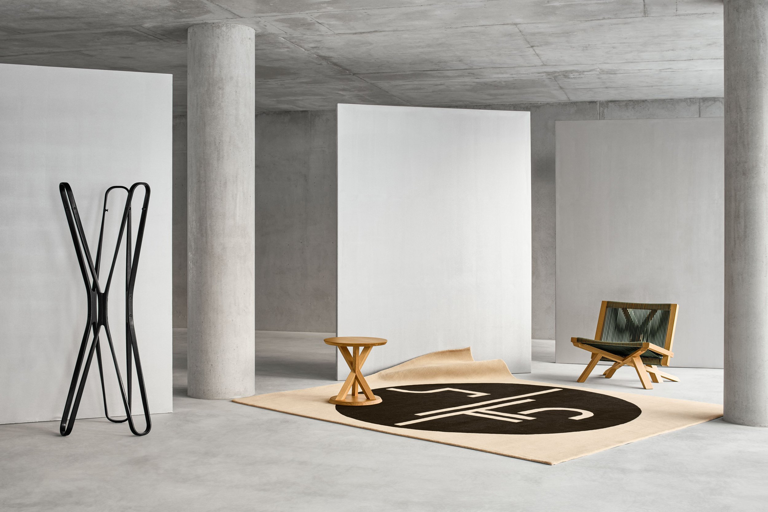 ClassiCon-saturn-coat-stand-st-tropez-rug-volkshaus-side-table-oak-volkshaus-lounge-chair-oak-photo-hassos.jpg