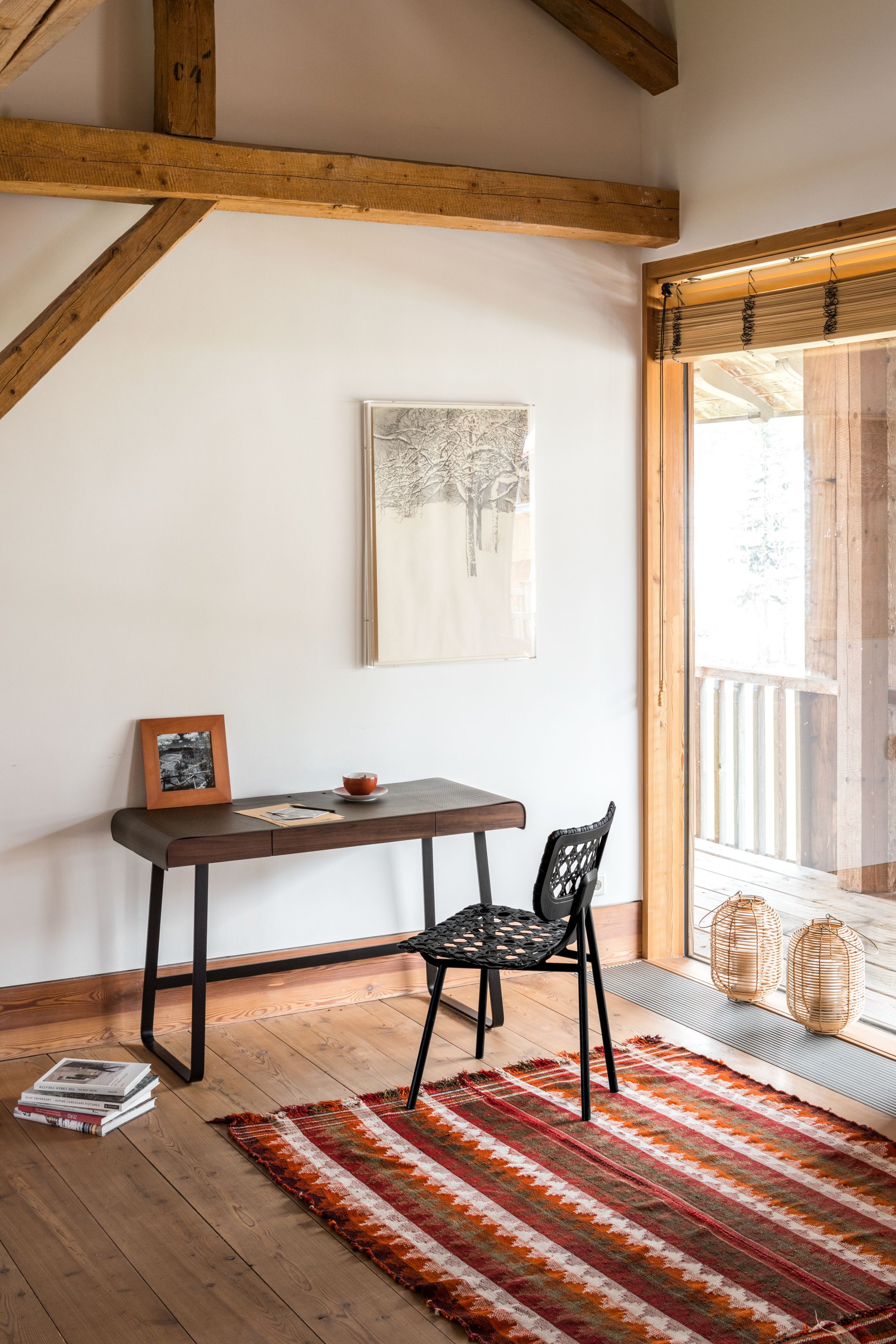 ClassiCon-pegasus-home-desk-aerias-chair-2-photo-hassos.jpg