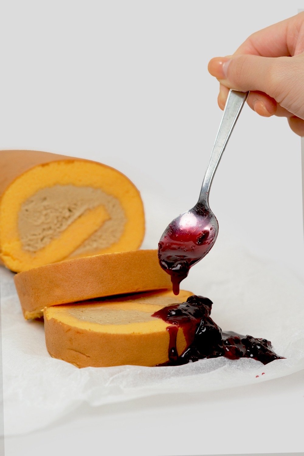 《Megriva × SWELL COFFEE ROASTERS》COFFEE ROLL CAKE