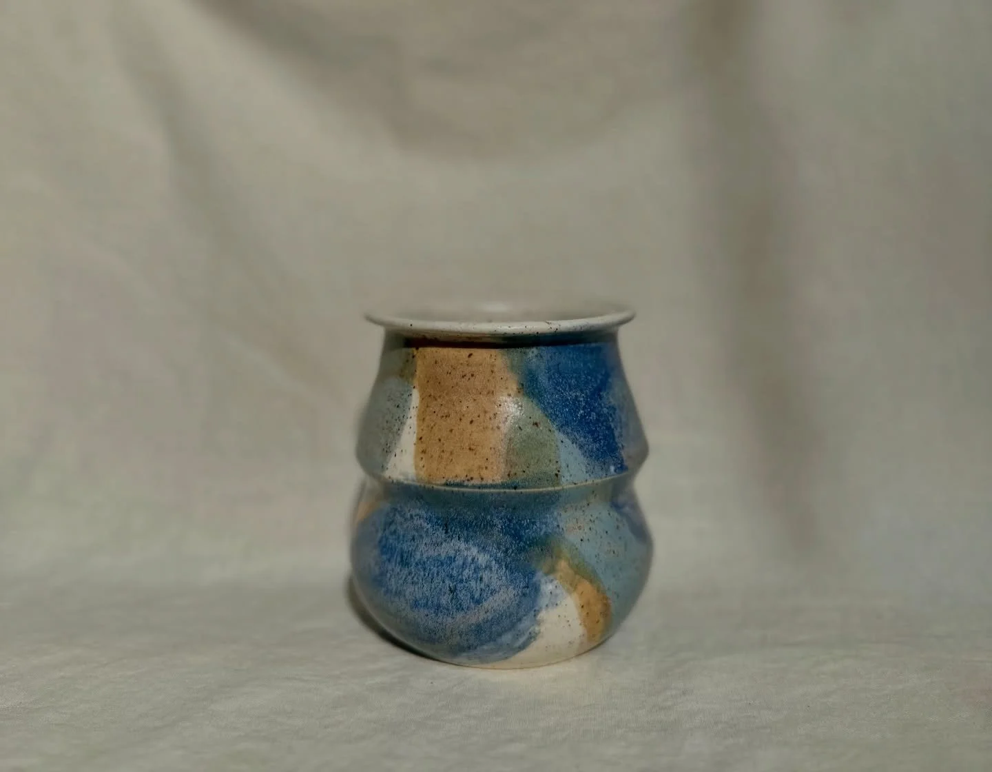 ⚡️ FOR SALE ⚡️

Abstract vessel/vase

$40 includes shipping / DM if interested 

Assortment of colors on white speckled clay