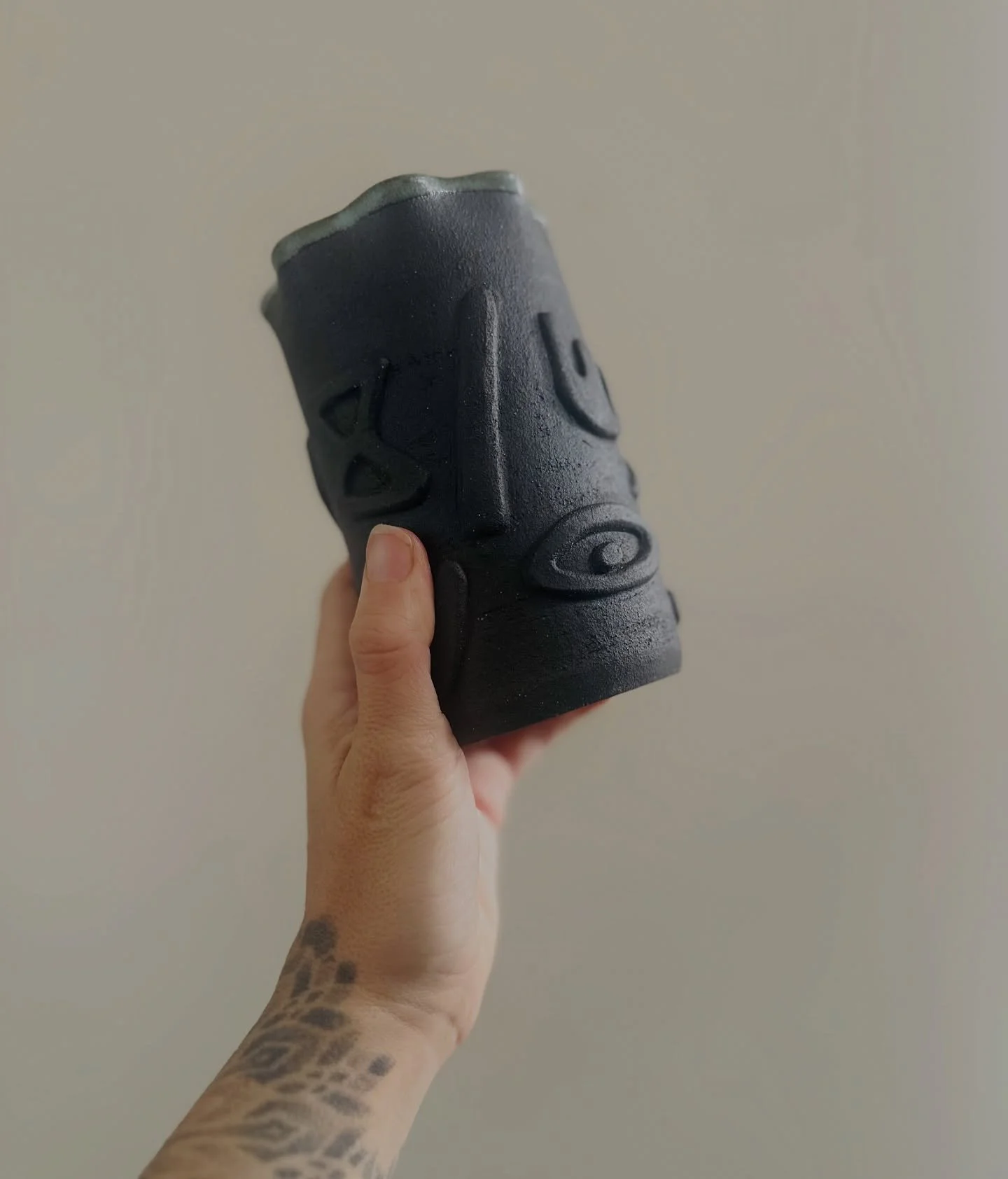 This lil&rsquo; vase/vessel will be available as wellllllllllL. Textured symbols on raw black clay/topaz inside. Perfect for flora/utensils etc&hellip;. This clay body is SO freaking gorgeous. 🖤
.
.
.
#pottery #potter #ceramics #ceramicarts #ceramic