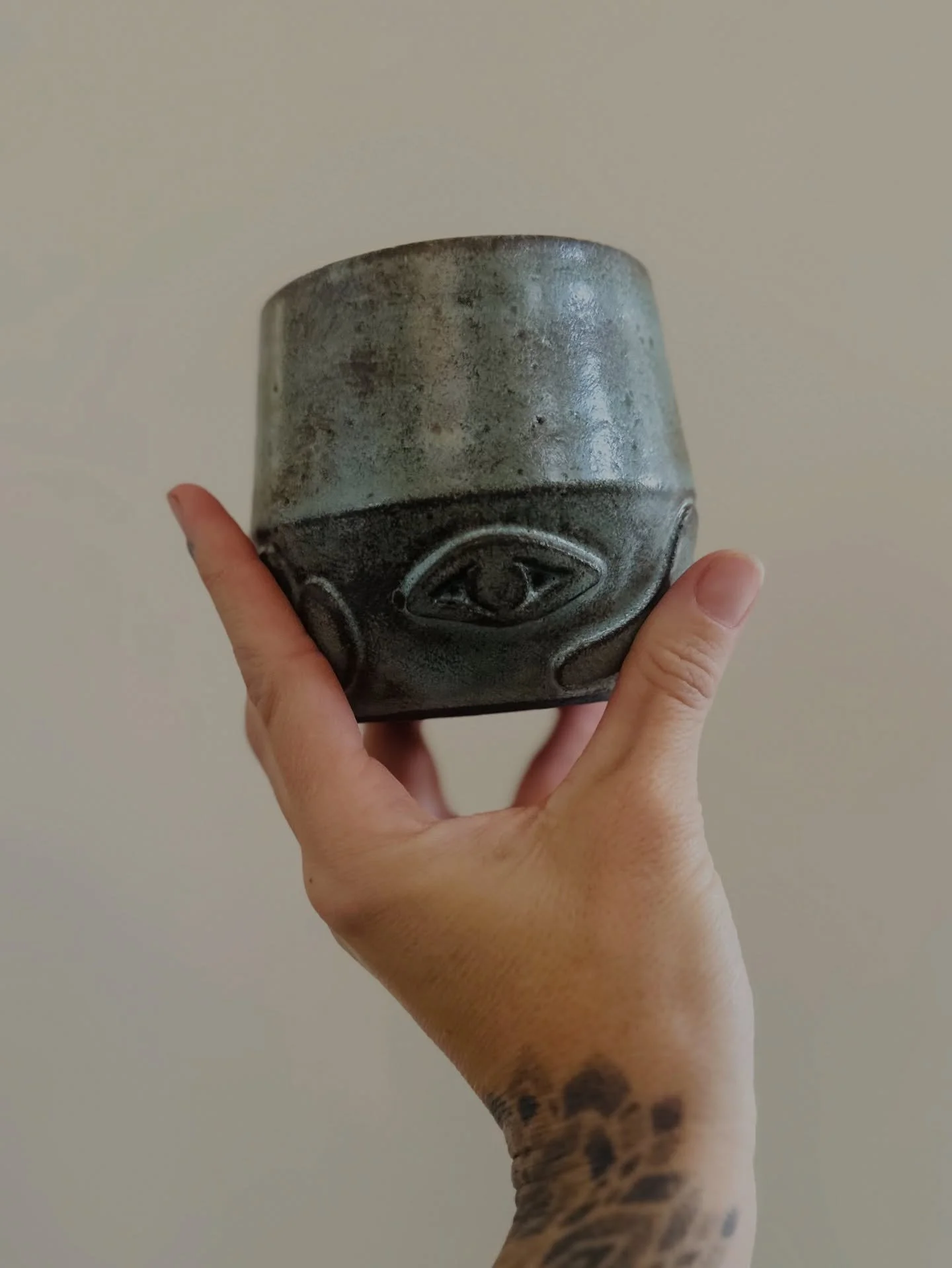 Good morning! I&rsquo;ll be doing a new drop and updating my shop on Monday 12/15! I&rsquo;ll have a set of these tumblers available -> textured design /topaz on black clay. 🧿 
.
.
.
#pottery #potter #ceramics #ceramicarts #ceramicartist #stonewa