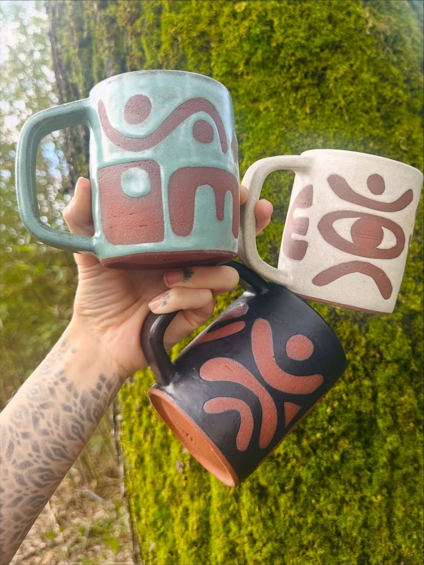BFM&rsquo;s fresh outta the kiln. ❤️&zwj;🔥 I&rsquo;ll have some of these beauties at the event I&rsquo;ll be vending at tomorrrow on SF! Swipe for deets. Big shapes, big handles, ready for big hot bevies to keep you cozy. 
.
.
.
#pottery #potter #ce