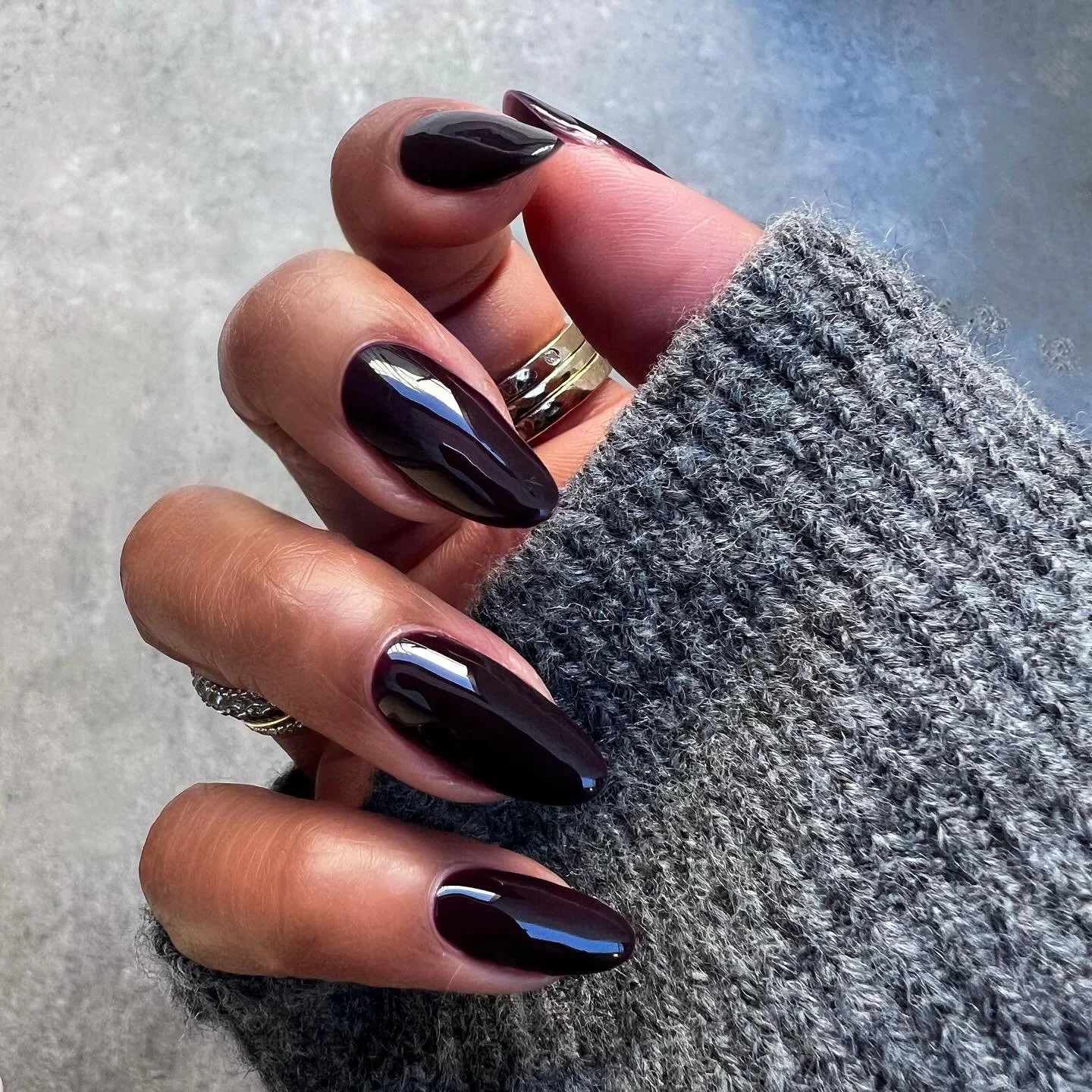Is this the sexiest color? I think it might be. 

COVET gel by @oliveandjune is IT! This is absolutely in my top favorite colors in this formula. It&rsquo;s so perfect for spooky season all the way into NYE. It is definitely a go-to polish for me. 

