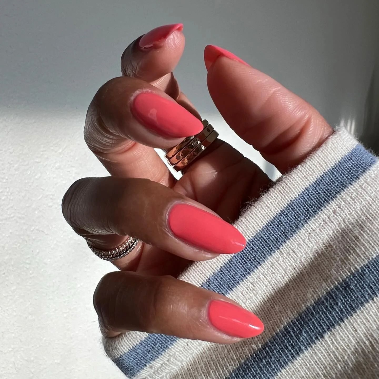 Let&rsquo;s talk about RETRO by @oliveandjune because she&rsquo;s super cute! This is the true coral of the Quick Dry collection, it&rsquo;s a perfect mix of pink and orange. A beautiful shade for a day of brunch and shopping with your besties! 

P.S