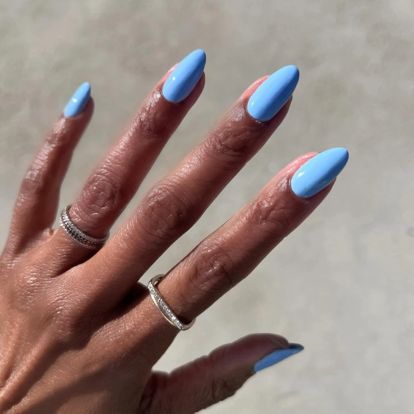 Saturday is the perfect day to talk about this fabulous periwinkle blue called BRUNCH! That&rsquo;s exactly where I want to be right now, having brunch with my besties! But until then, I&rsquo;ll be wearing this quick dry polish by @oliveandjune beca
