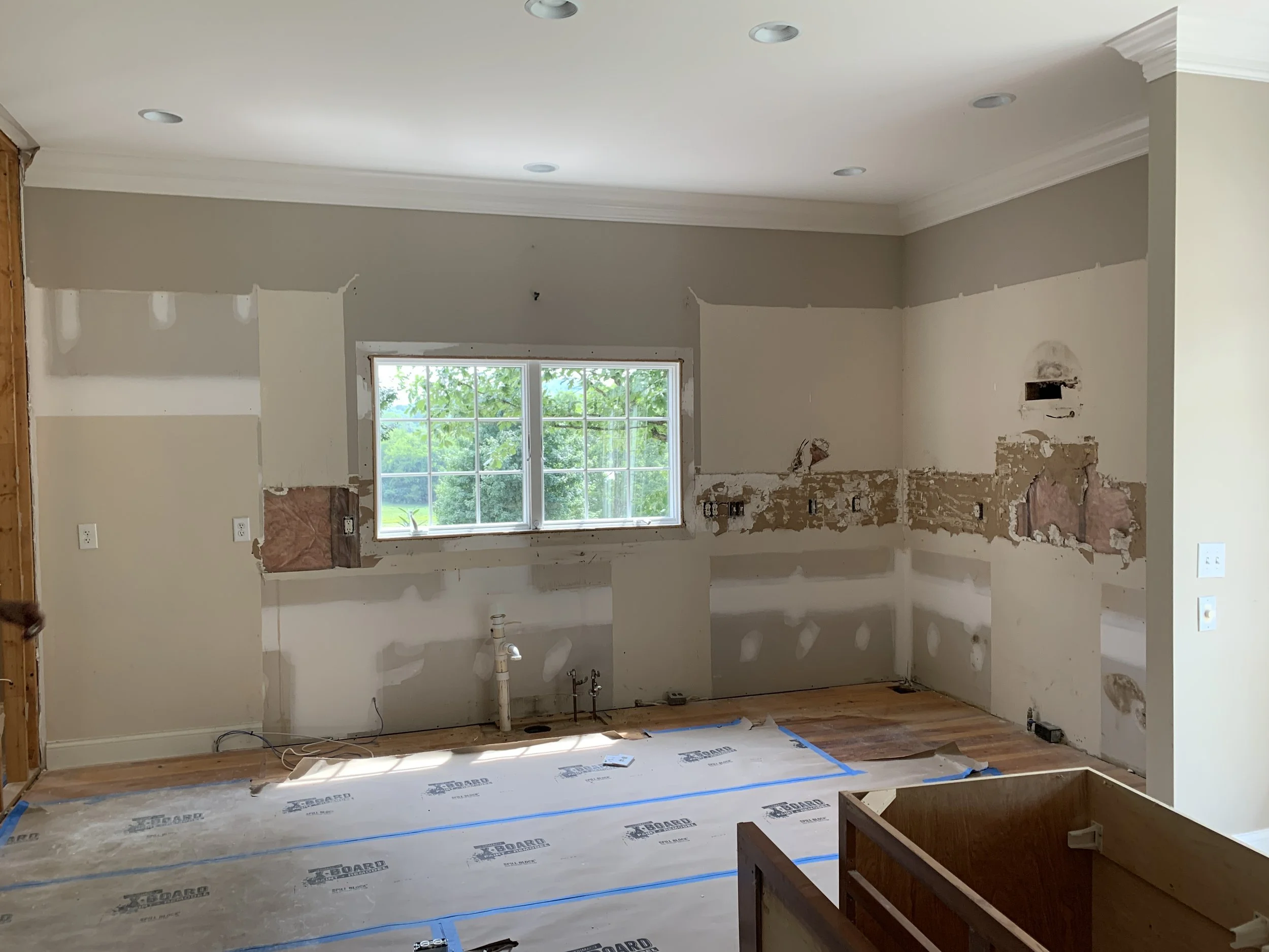 This is a kitchen in Franklin Tn that we demolished. There was a backsplash that we took down as well!