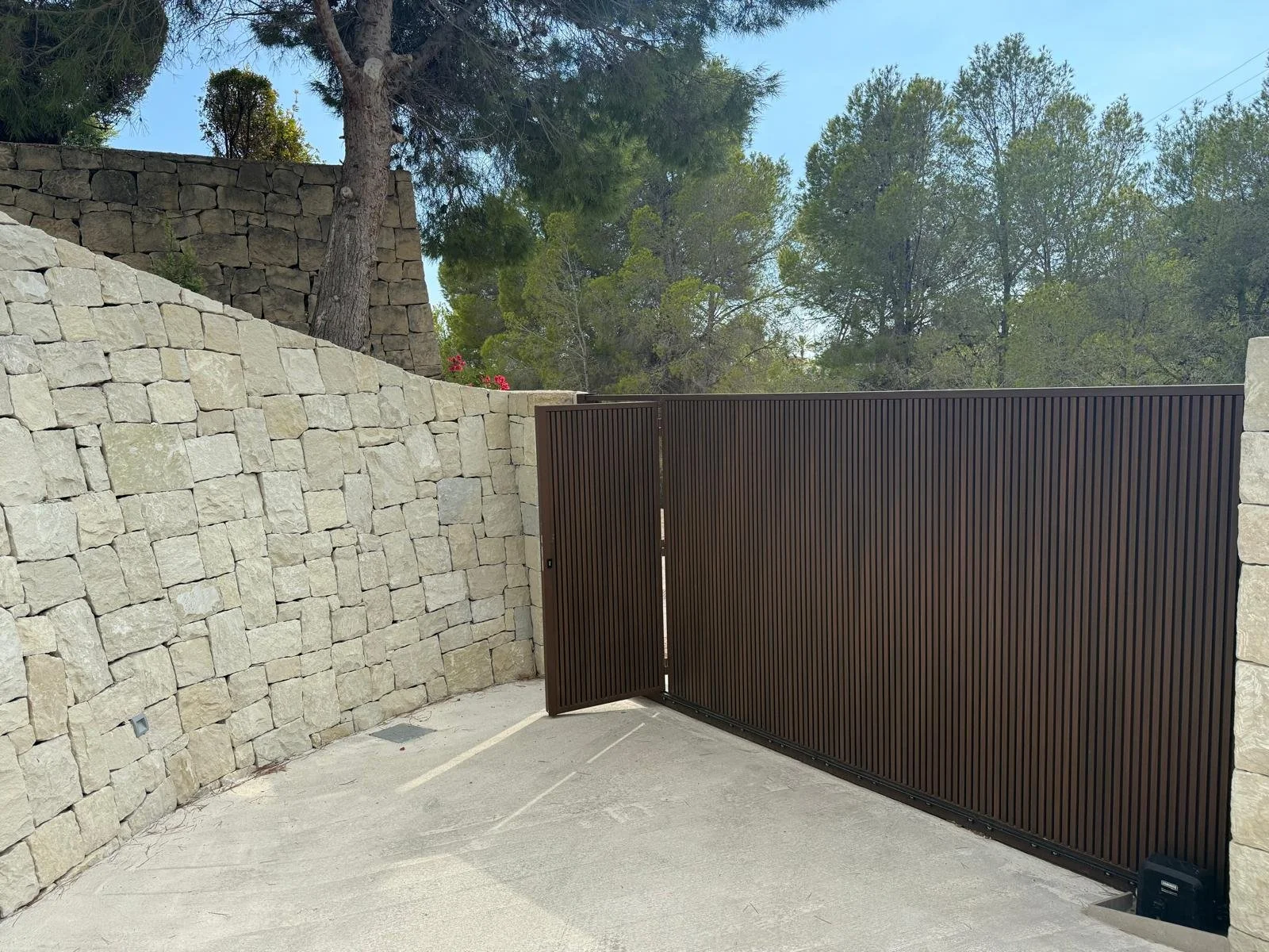 Puerta corredera - revestimiento IPE