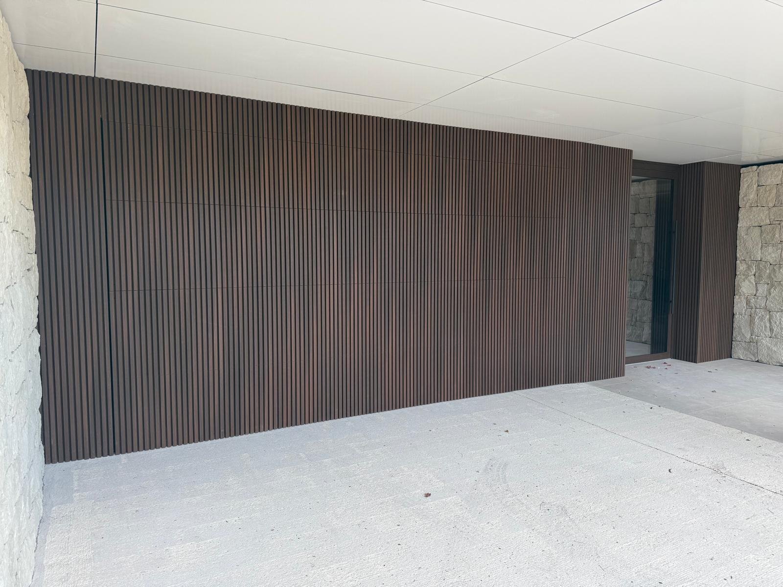 Garage - Puerta seccional revestimiento IPE