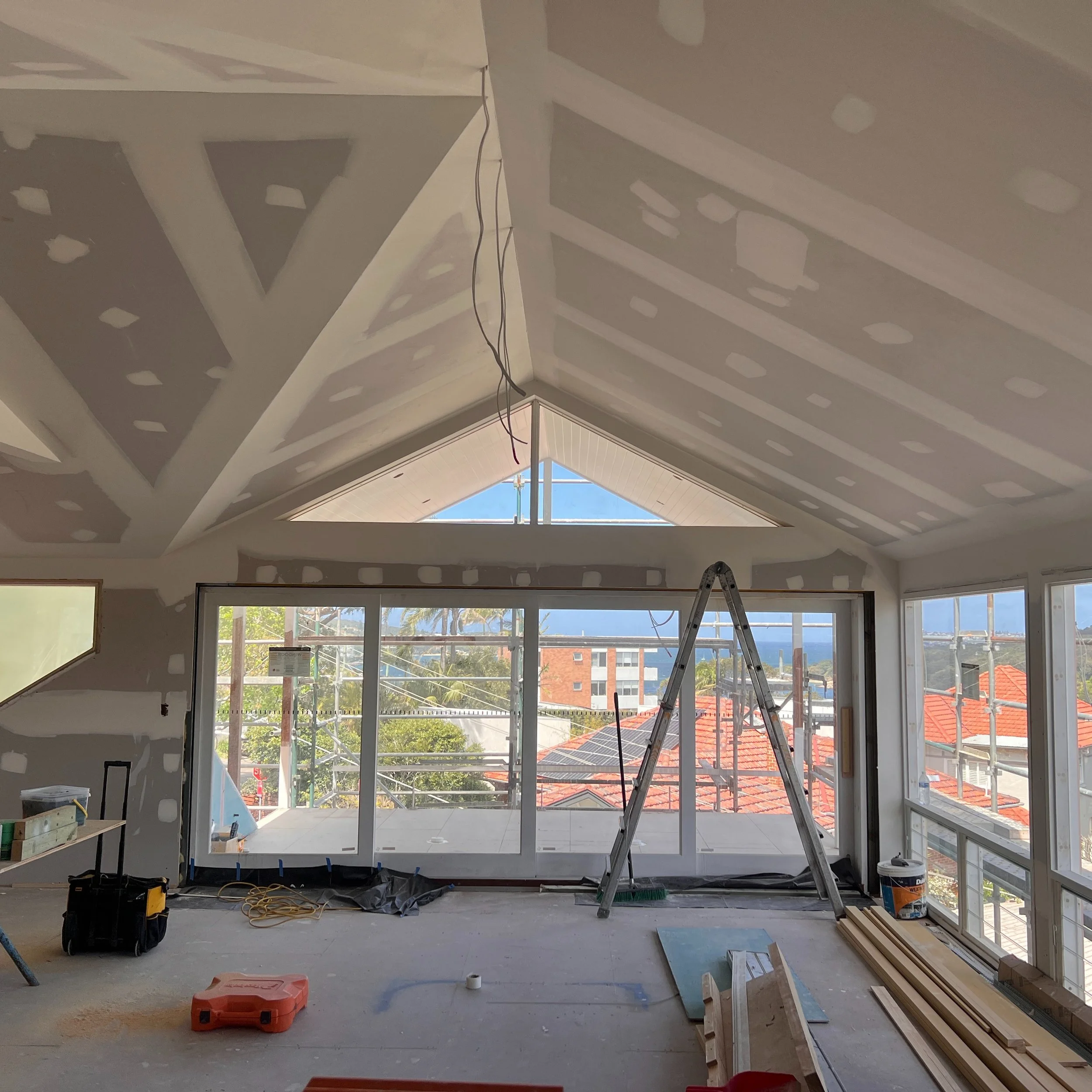 R E S I D E N T I A L

An update on our Fairlight Project.

Things have moved along at a good pace since our last post. The roof is now well and truly on, internal linings are going in and the external render is starting to take shape.

It&rsquo;s gr