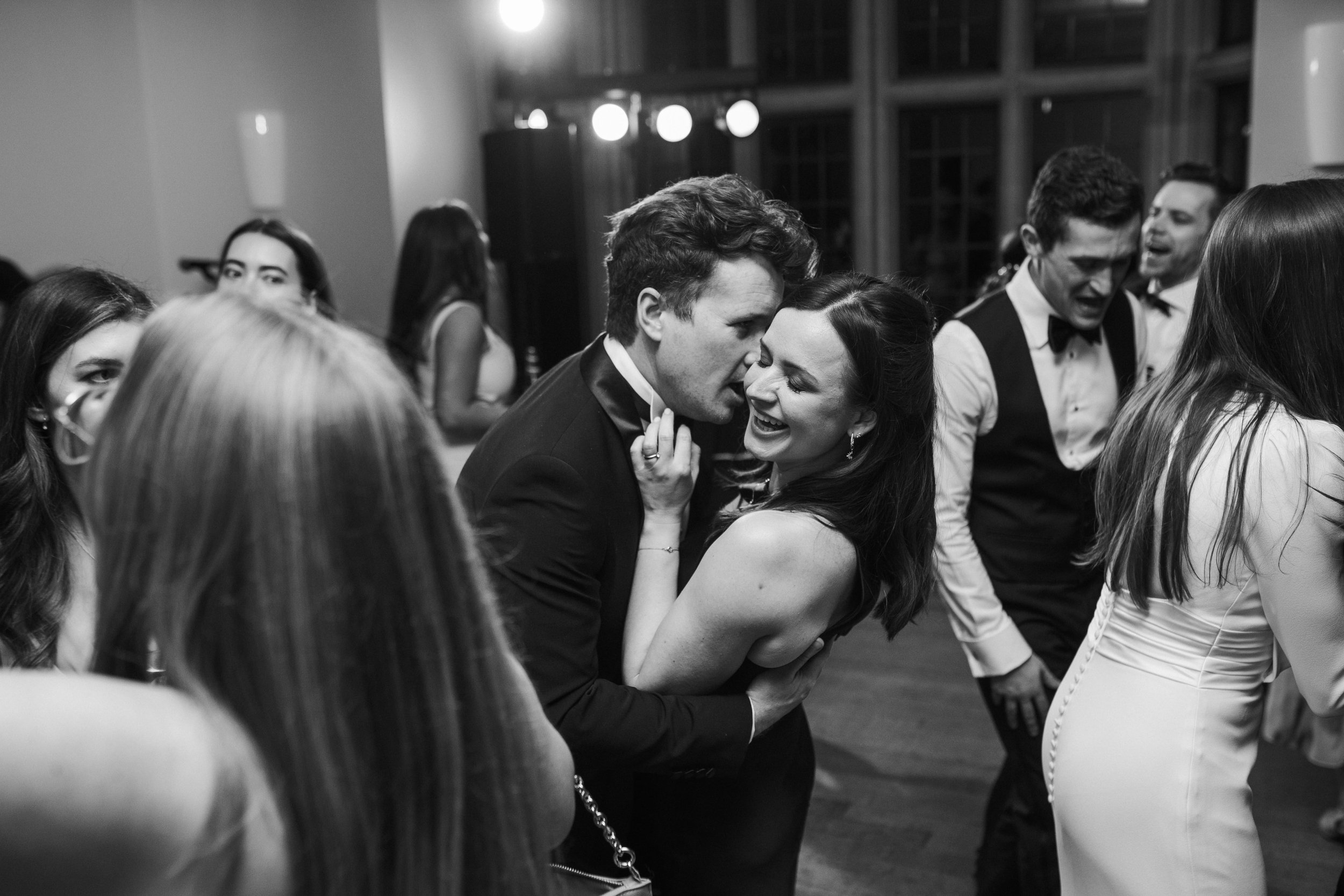 couple kiss on the dancfloor