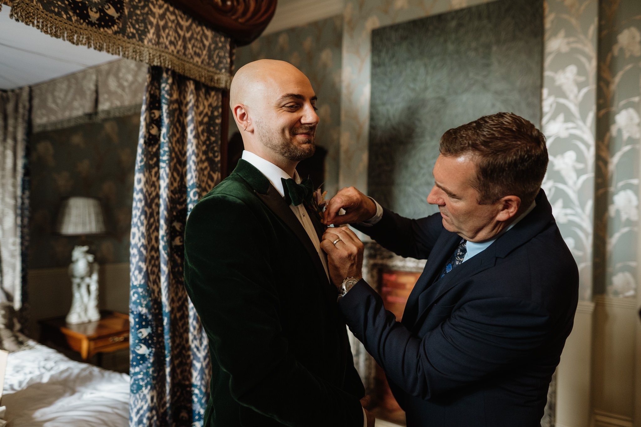 groom's dad puts on buttonhole