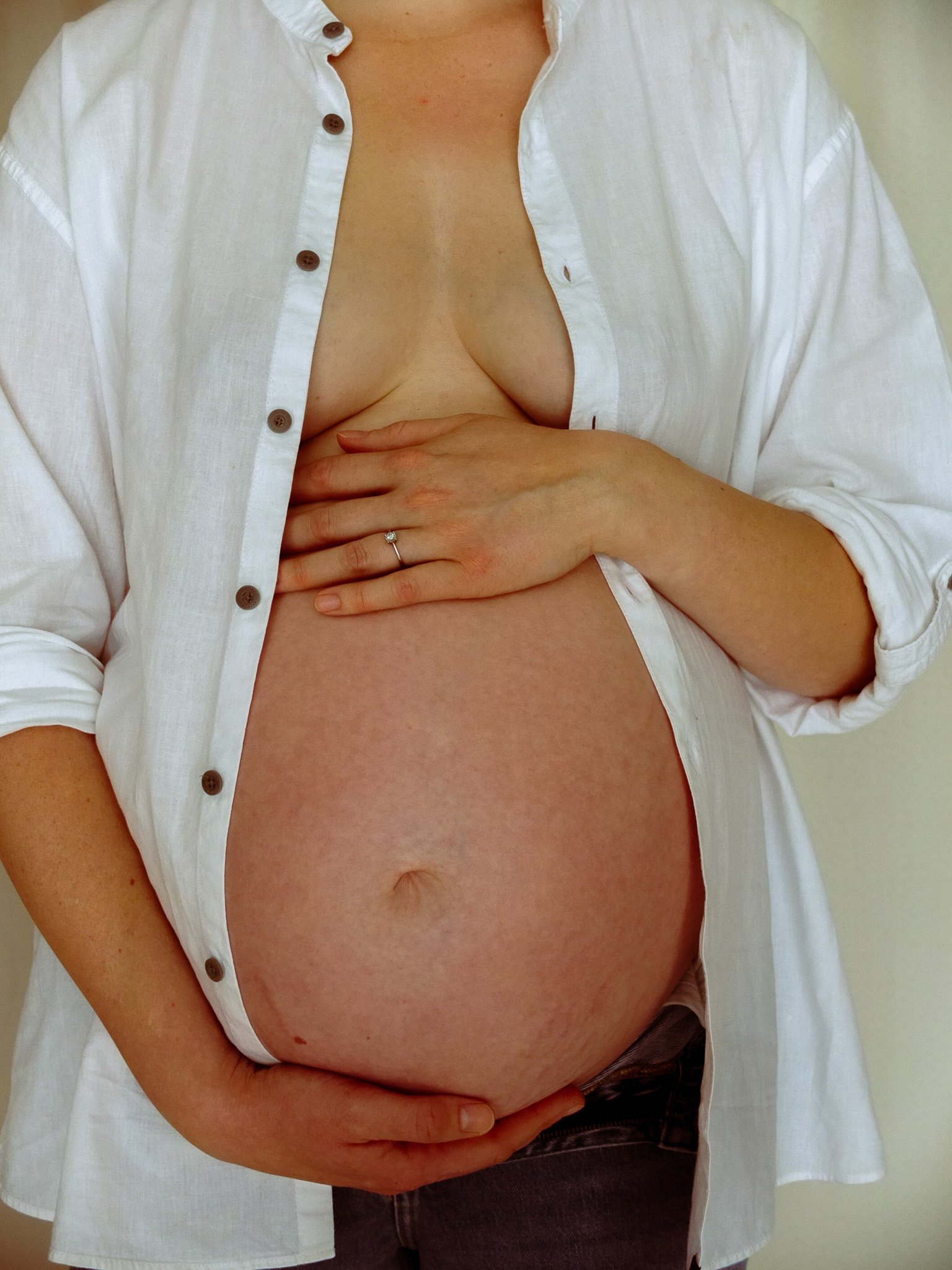 Schwangere Frau mit Babybauch