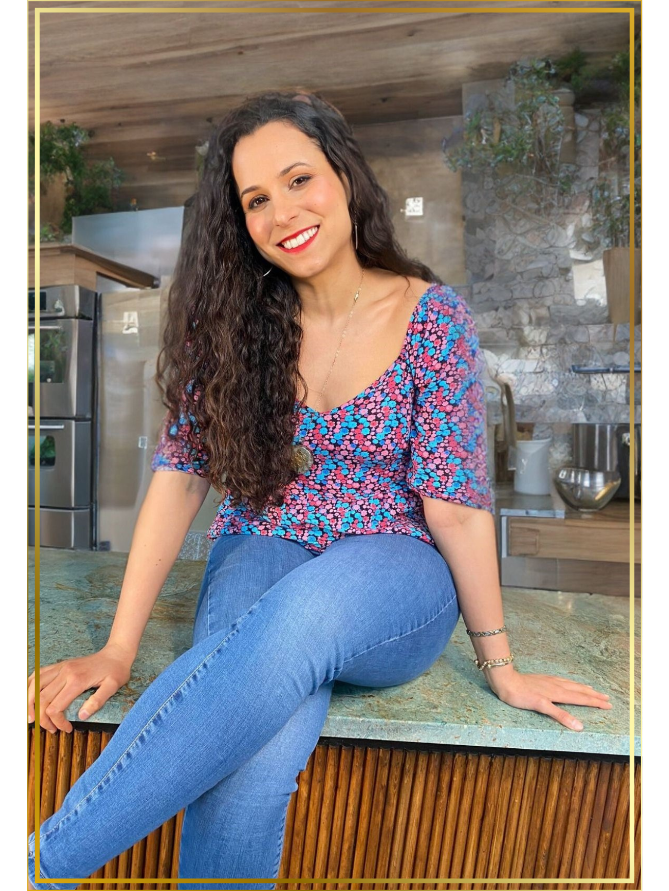 Vanessa Gold Frame.png