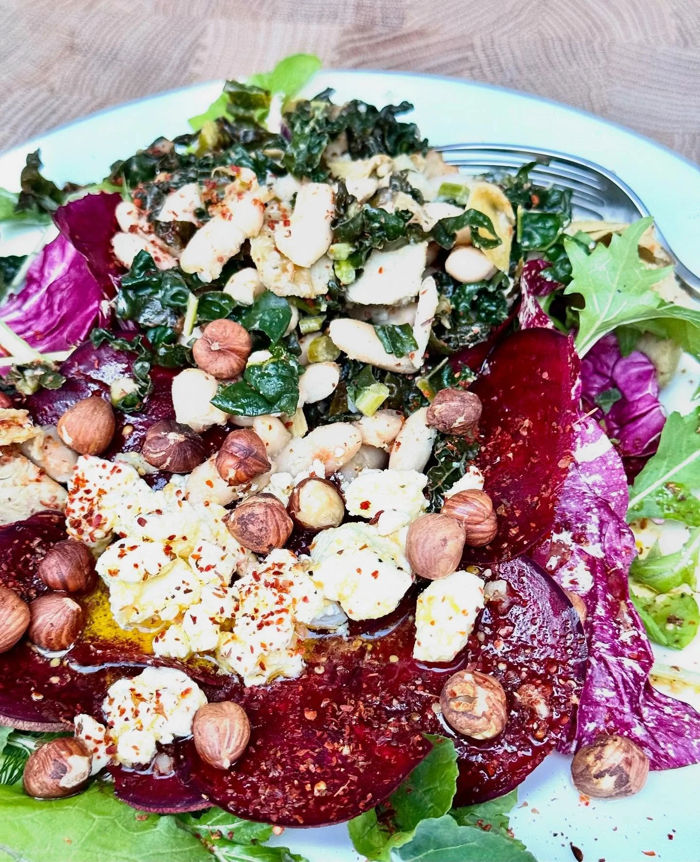 Let&rsquo;s talk about beetroot! ✨

I&rsquo;ve been in a bit of a repetitive food mood lately, so when I spotted some gorgeous fresh beetroot at my local greengrocer I instantly felt inspired. I remade an old favourite salad: thinly sliced raw beetro