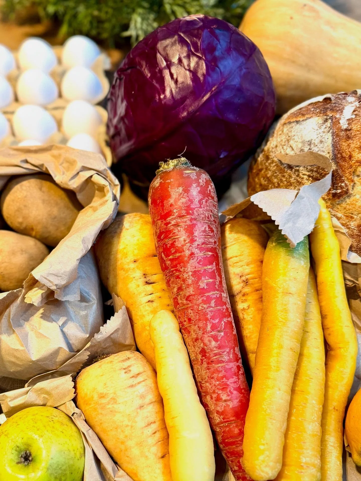 ✨ My last food shop before Christmas 
plastic -free, organic, and local ✨

I know not everyone can shop organic all the time but I always encourage to source locally grown, seasonal food whenever possible. The processes &amp; origins of our food are 