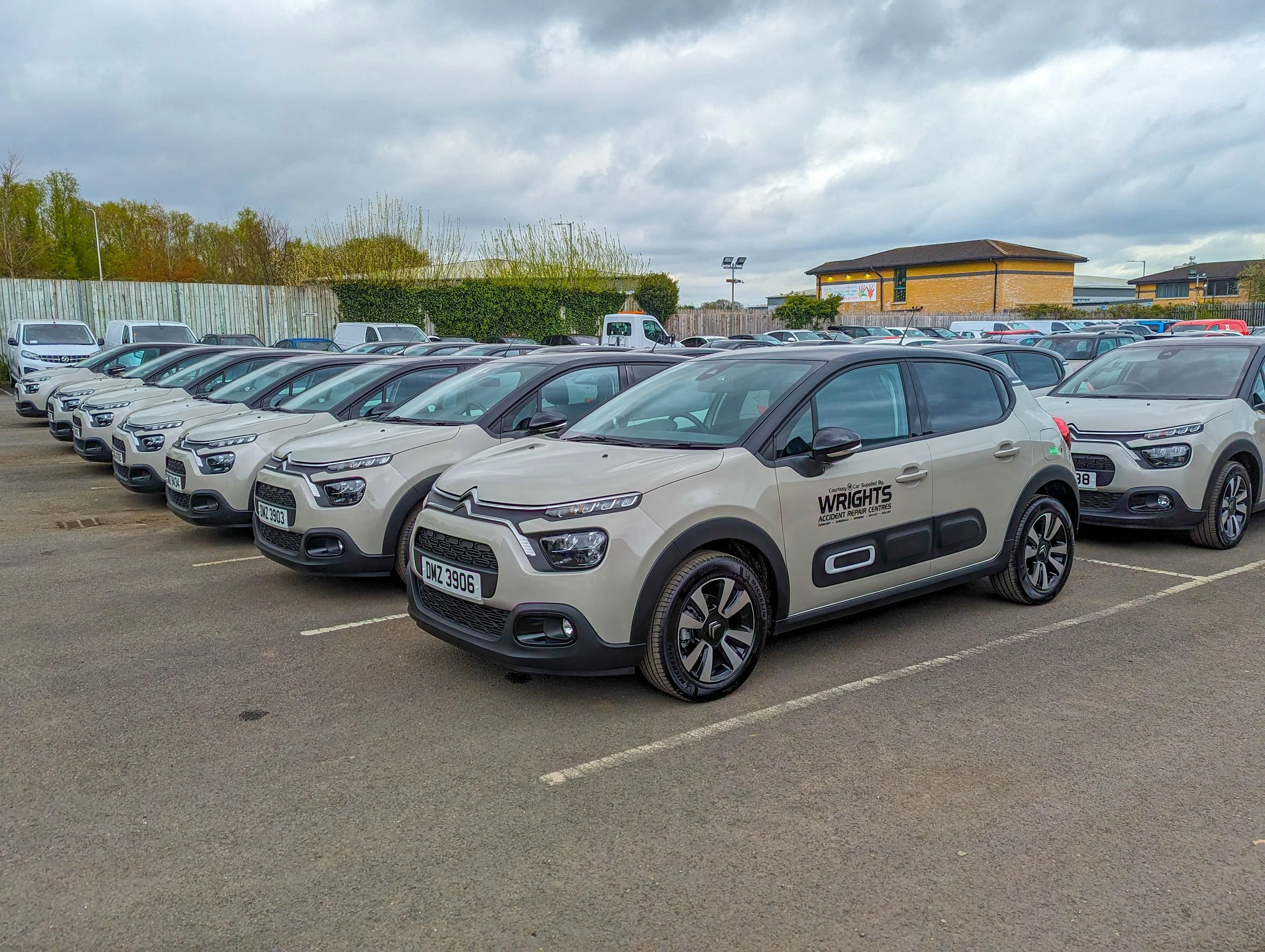 Oranssi carpenter using bench saw