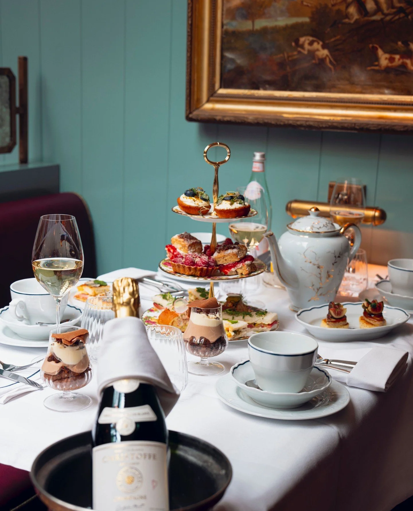 Afternoon Tea at Williams Farmhouse means warm scones, delicate sandwiches and a touch of British tradition served with charm. ⁠
⁠
Book your table now through the link in bio.