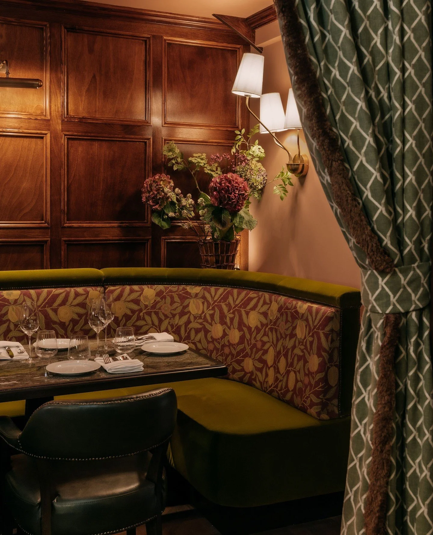 Private dining at Williams Farmhouse is all about long evenings at the table. An intimate space to gather, countryside dishes served in style and wines flowing from the cellar. Book your table via the link in bio.