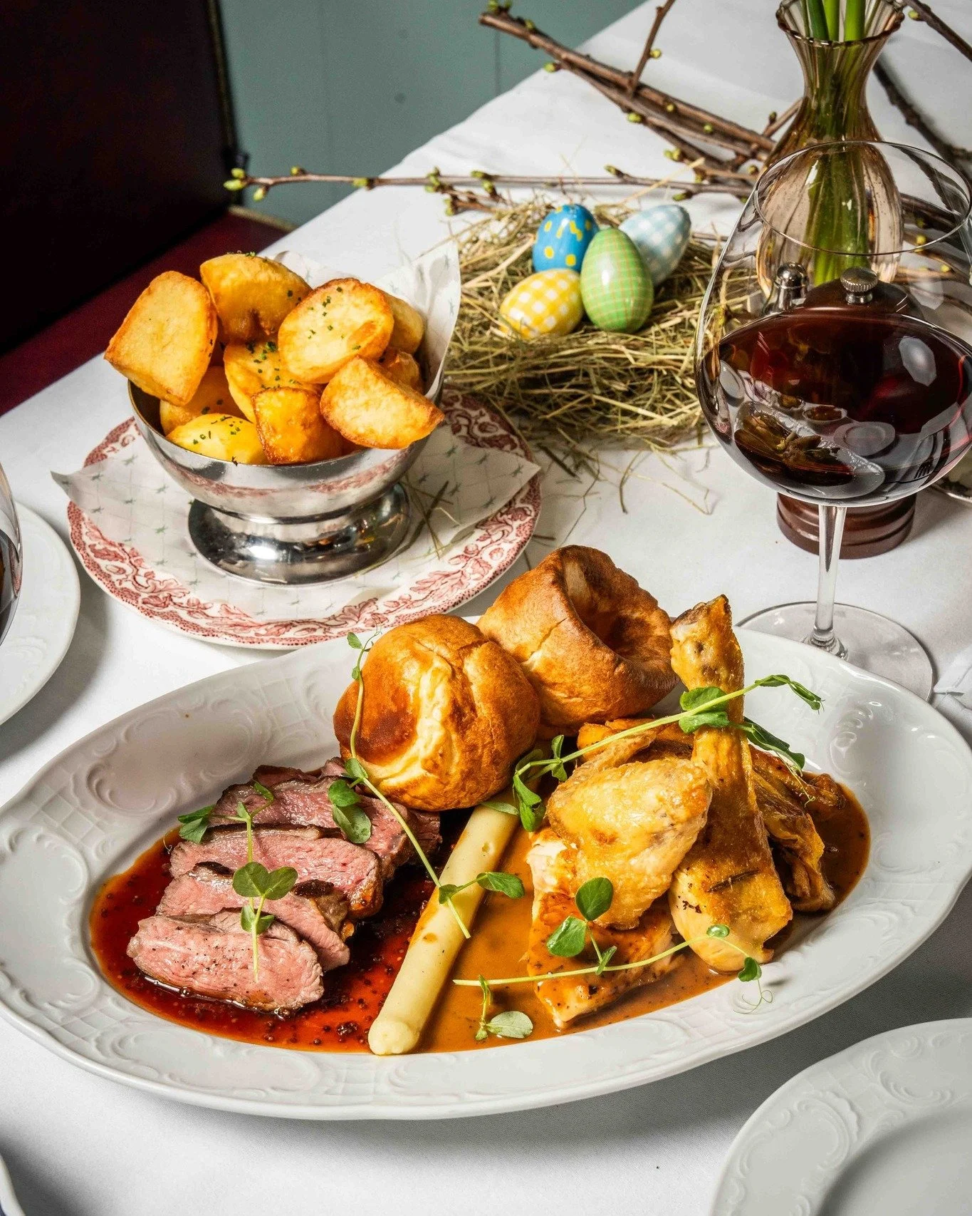 The Easter Roast at Williams Farmhouse, a proper British celebration in Amsterdam. On Easter Sunday and Easter Monday we serve a generous Easter Roast menu at lunch only: perfectly roasted meats, Yorkshire puddings, seasonal vegetables and all the co