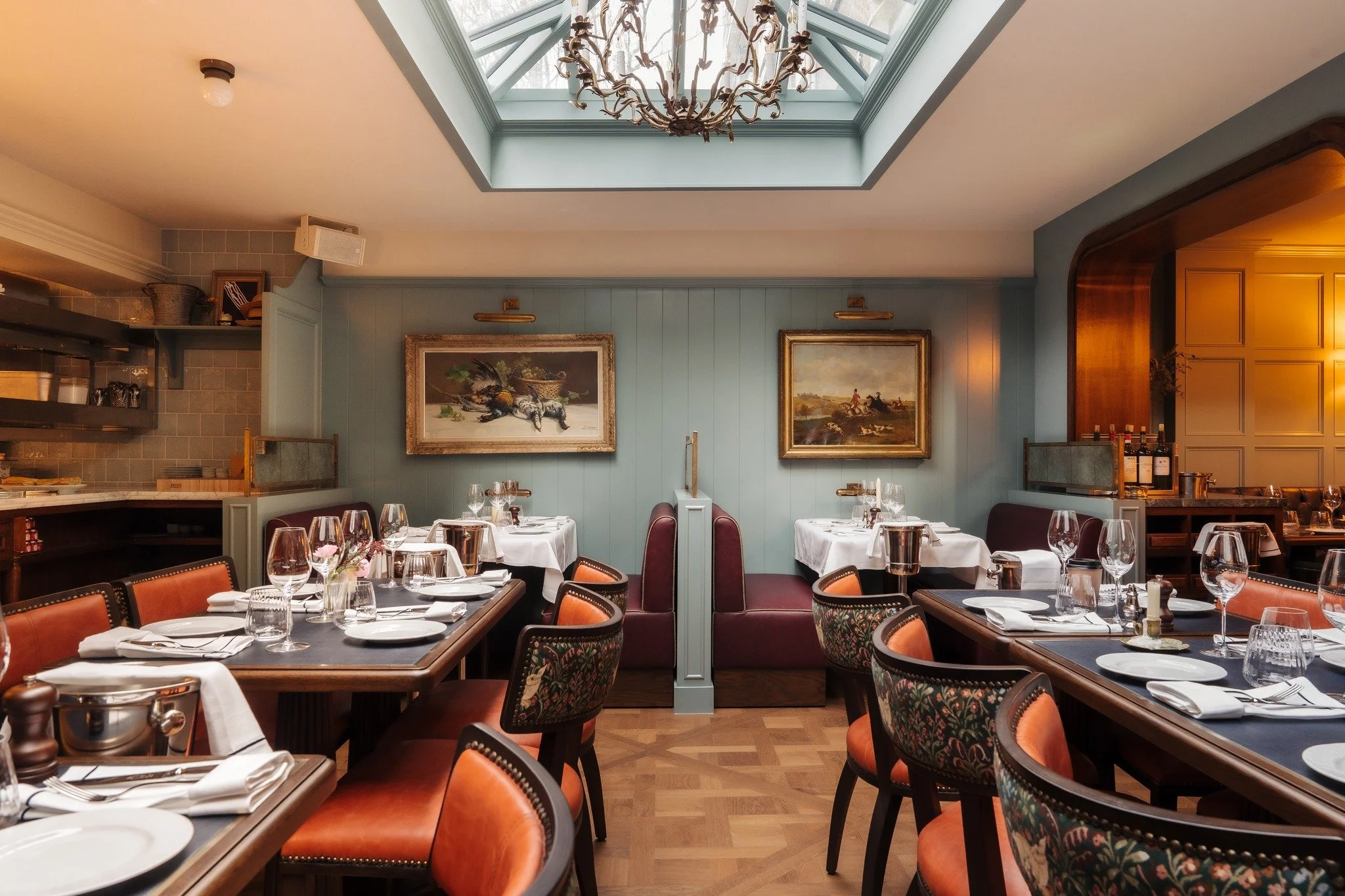 From Tuesday to Sunday, Williams is open for both lunch and dinner. Drop by for a relaxed farmhouse lunch or settle in for a candlelit evening in Amsterdam Oud-Zuid. Reserve your table via the link in bio.