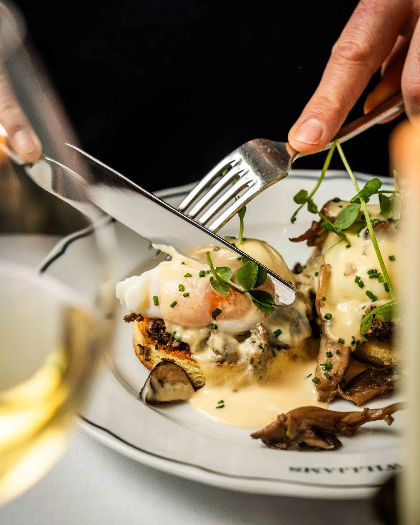 Thursday lunch is always a good idea. Think Mushroom Brioche, rich mushroom duxelles, soft poached egg, silky Hollandaise and a farmhouse table waiting in Oud-Zuid.