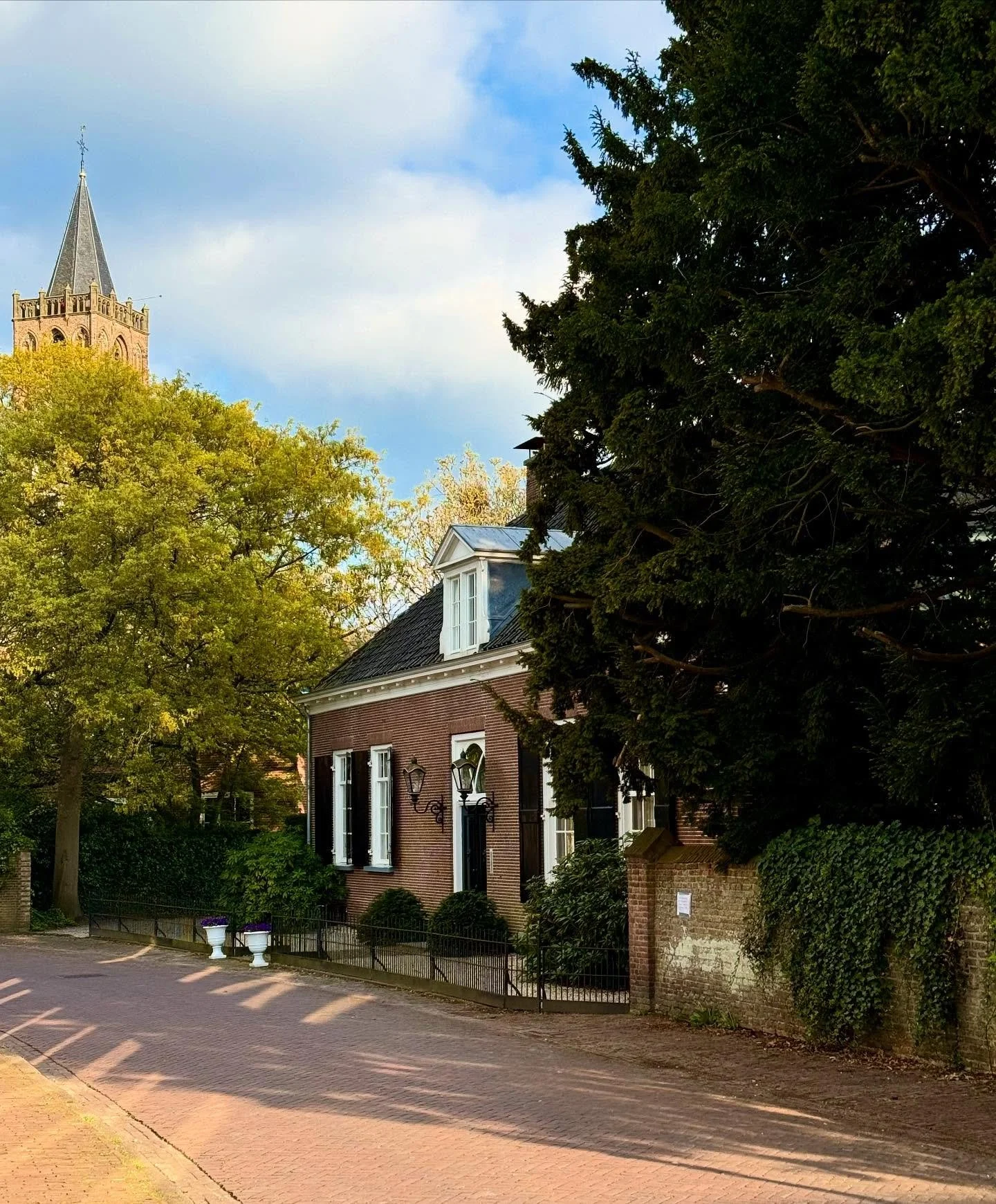 Koningsdag op Amersteijn!
Het nostalgische dorp is zo feestelijk mooi met het jonge groen aan de bomen en struiken uitbundig in bloei!
Tijdens uw verblijf op Amersteijn is het een genot om te wandelen door het eeuwenoude dorp. 
Op Amersteijn cre&euml