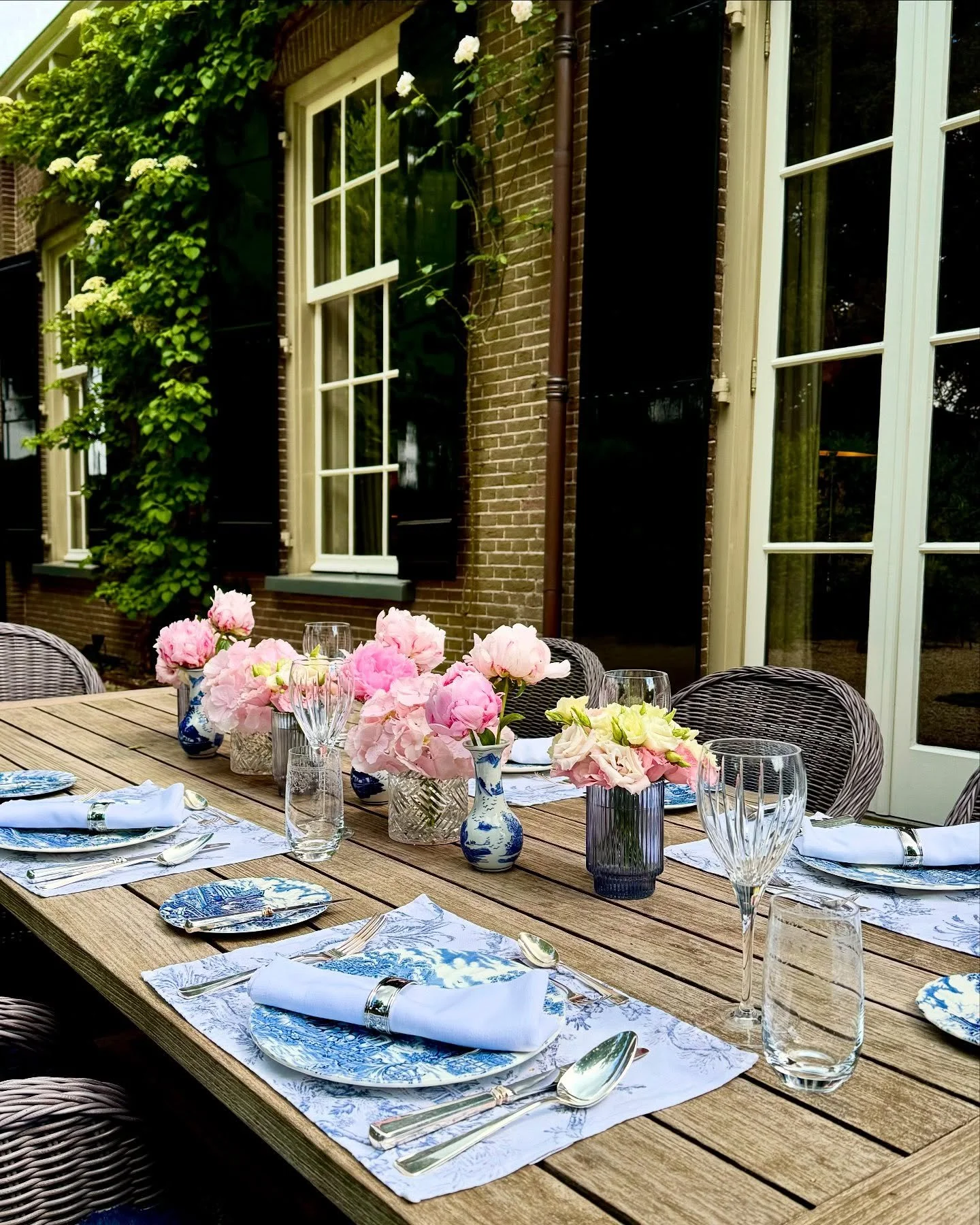 We organiseerden een heerlijke private lunch in de tuin van Amersteijn!
In alle rust omgeven door groen vergaderen of/en een geheel verzorgde private lunch is mogelijk voor iedere gelegenheid.
Typerend in de tuin is ook het idyllisch prieel dat gebru