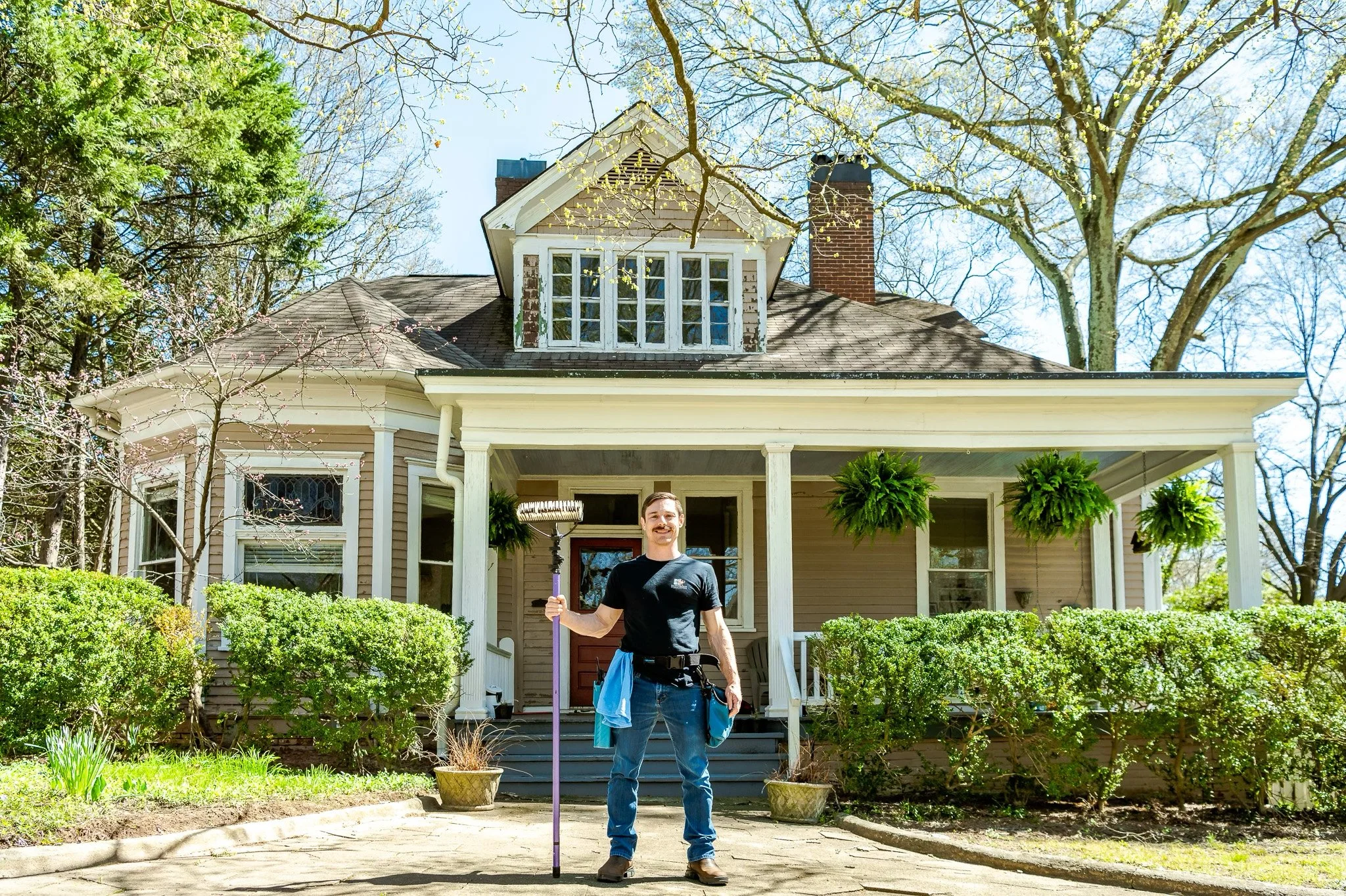 Residential-window-cleaner-at-work