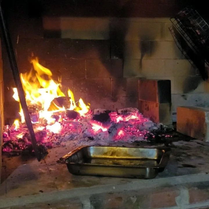 L&agrave;-bas, le feu ne sert pas qu'&agrave; cuire. 
Il &eacute;claire les visages, r&eacute;chauffe les silences, rassemble les verres. 

Un braai, c'est une fa&ccedil;on de vivre. 
Et un art de trinquer, lentement. 

Quel est ton vin id&eacute;al 