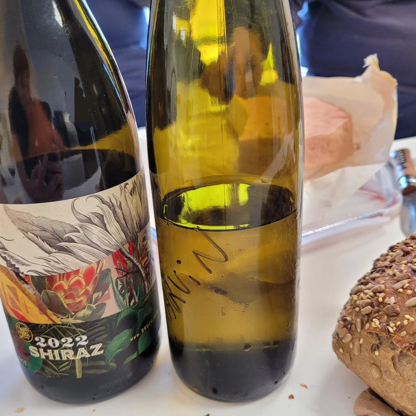 🍷 South African Shiraz &amp; Alsace unlabeled gem

Deux quilles, deux &eacute;motions, deux histoires

Syrah sud-africaine &ndash; mill&eacute;sime 2022

🌄 Plant&eacute;e en altitude sur un terroir granitique au climat frais, cette Syrah puise sa t