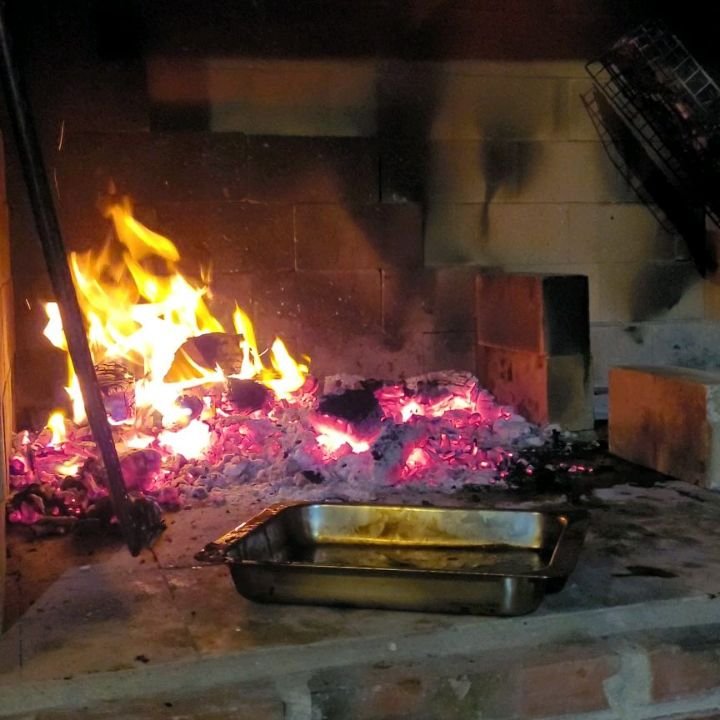 L&agrave;-bas, le feu ne sert pas qu'&agrave; cuire. 
Il &eacute;claire les visages, r&eacute;chauffe les silences, rassemble les verres. 

Un braai, c'est une fa&ccedil;on de vivre. 
Et un art de trinquer, lentement. 

Quel est ton vin id&eacute;al 